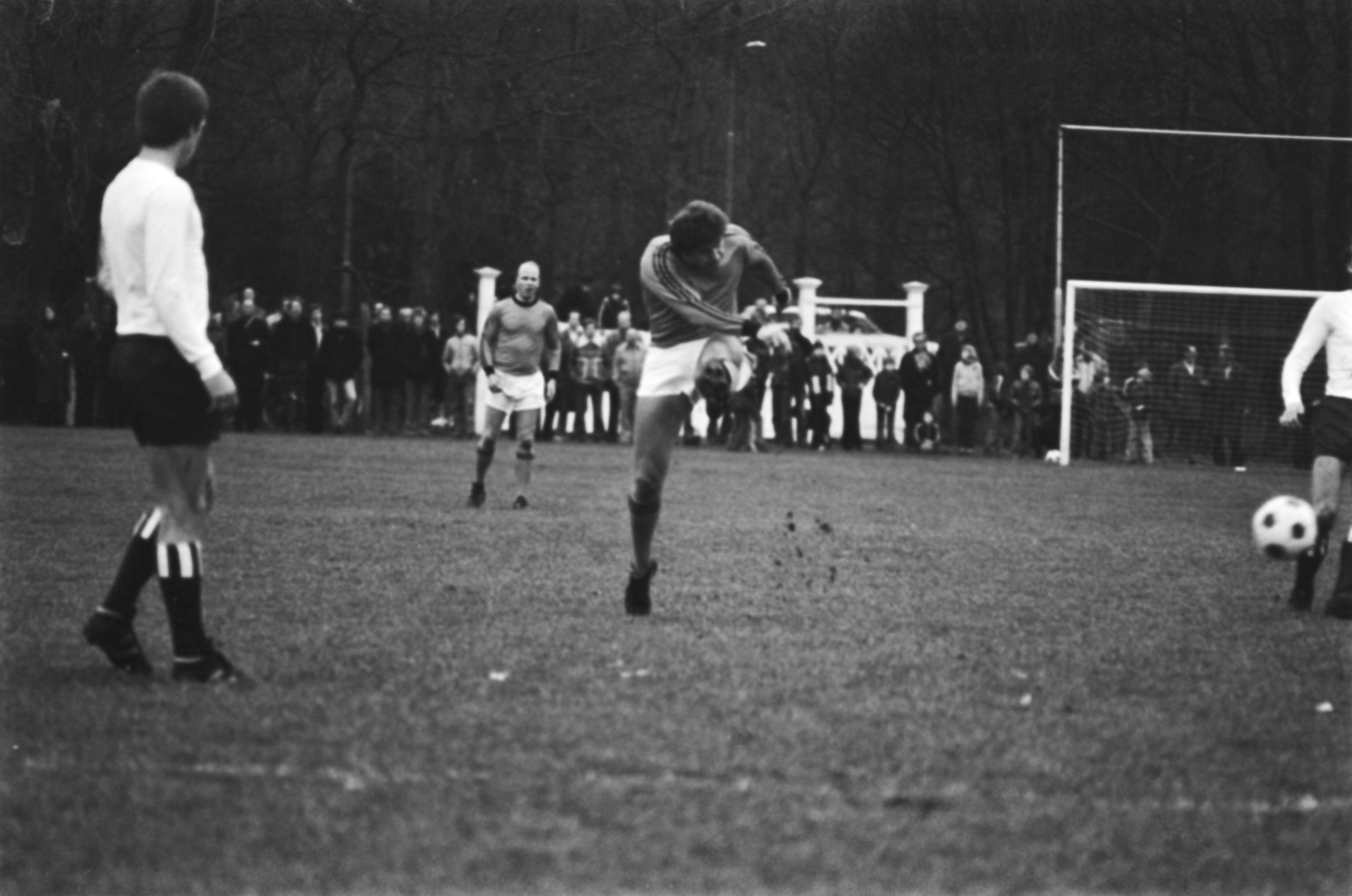 Fotocollectie Anefo — Koninklijke HFC tegen Oud Internationals in Haarlem — Foto: Peters, Hans / Anefo. Licentie: Set B: Rechtenvrij / Publiek Domein. Bron: Nationaal Archief. http://hdl.handle.net/10648/aca96820-d0b4-102d-bcf8-003048976d84