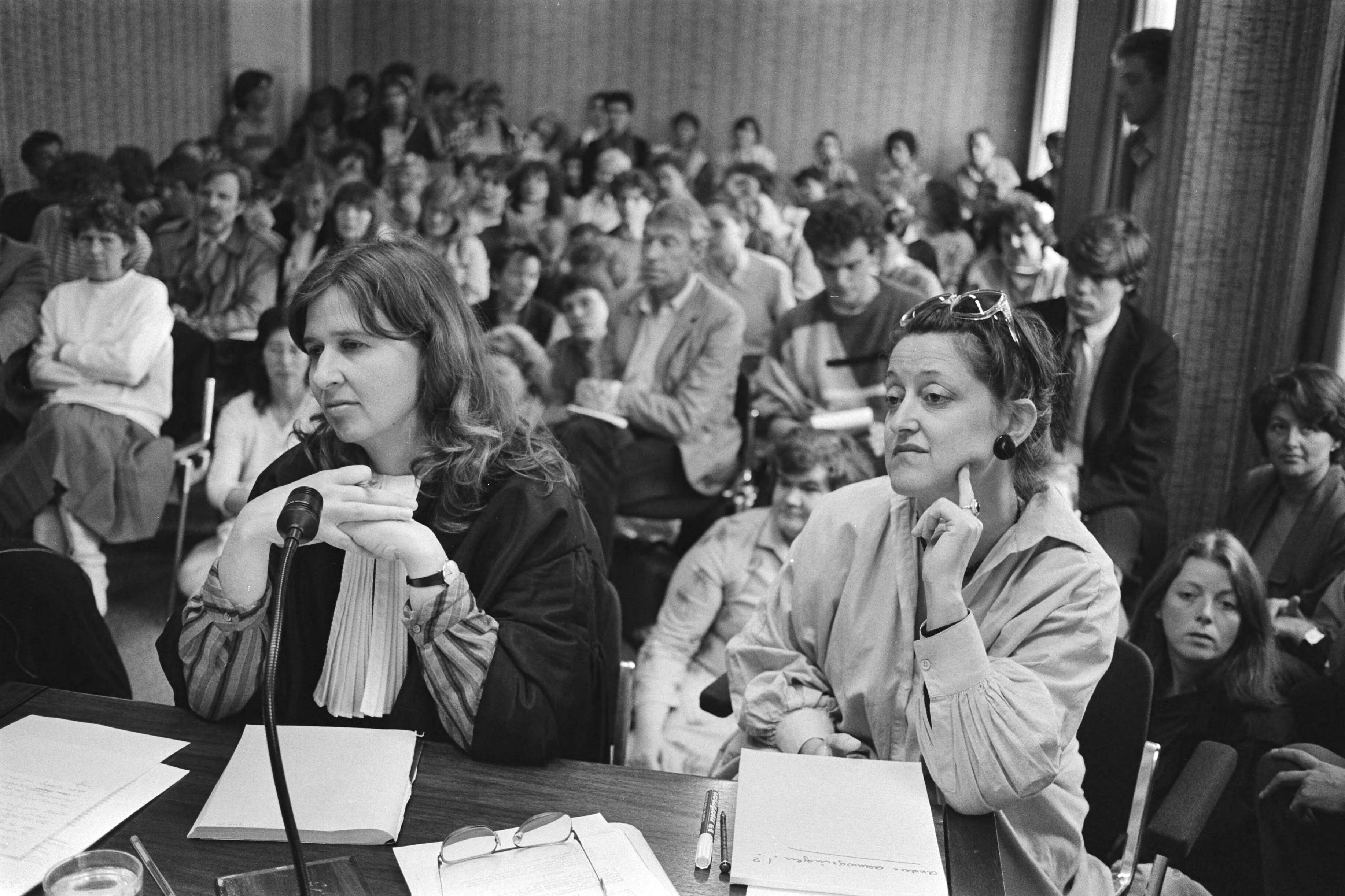 Fotocollectie Anefo — Amsterdam, kort geding Albine Grumbock tegen haar buurman dir. Sociale Dienst Edam; Albine Grumbock (r) met haar advocate mr. G. van Driem in de rechtszaal / — Foto: Antonisse, Marcel / Anefo. Licentie: Set B: Rechtenvrij / Publiek Domein. Bron: Nationaal Archief. http://hdl.handle.net/10648/ad385062-d0b4-102d-bcf8-003048976d84