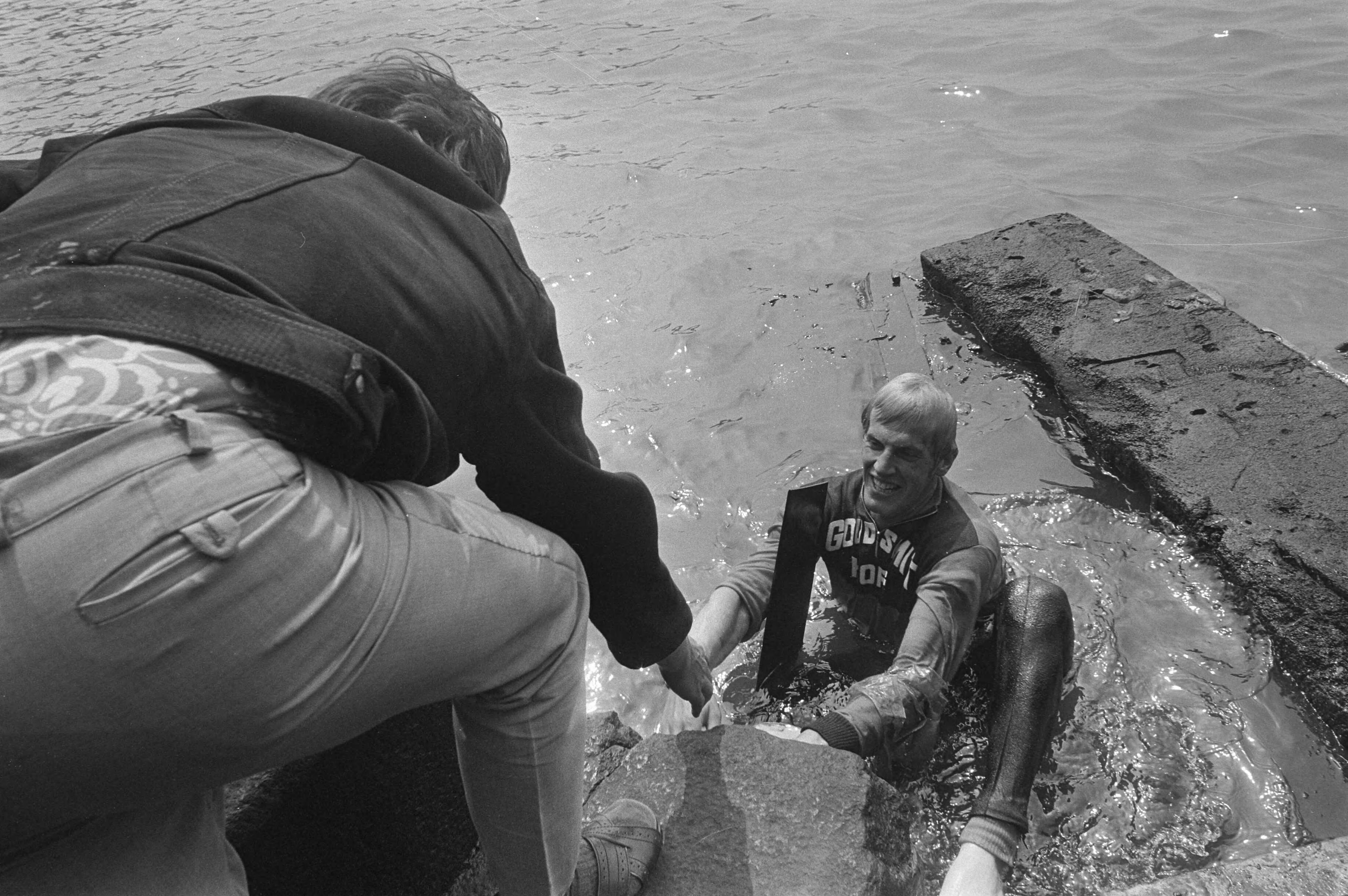 Fotocollectie Anefo — Presentatie van de Nederlandse ploeg (Goudsmit - Hoff) voor de 59e Tour de France in Scheveningen, Leo Duyndam in het water gevallen — Foto: Verhoeff, Bert / Anefo. Licentie: Set B: Rechtenvrij / Publiek Domein. Bron: Nationaal Archief. http://hdl.handle.net/10648/abedcec6-d0b4-102d-bcf8-003048976d84