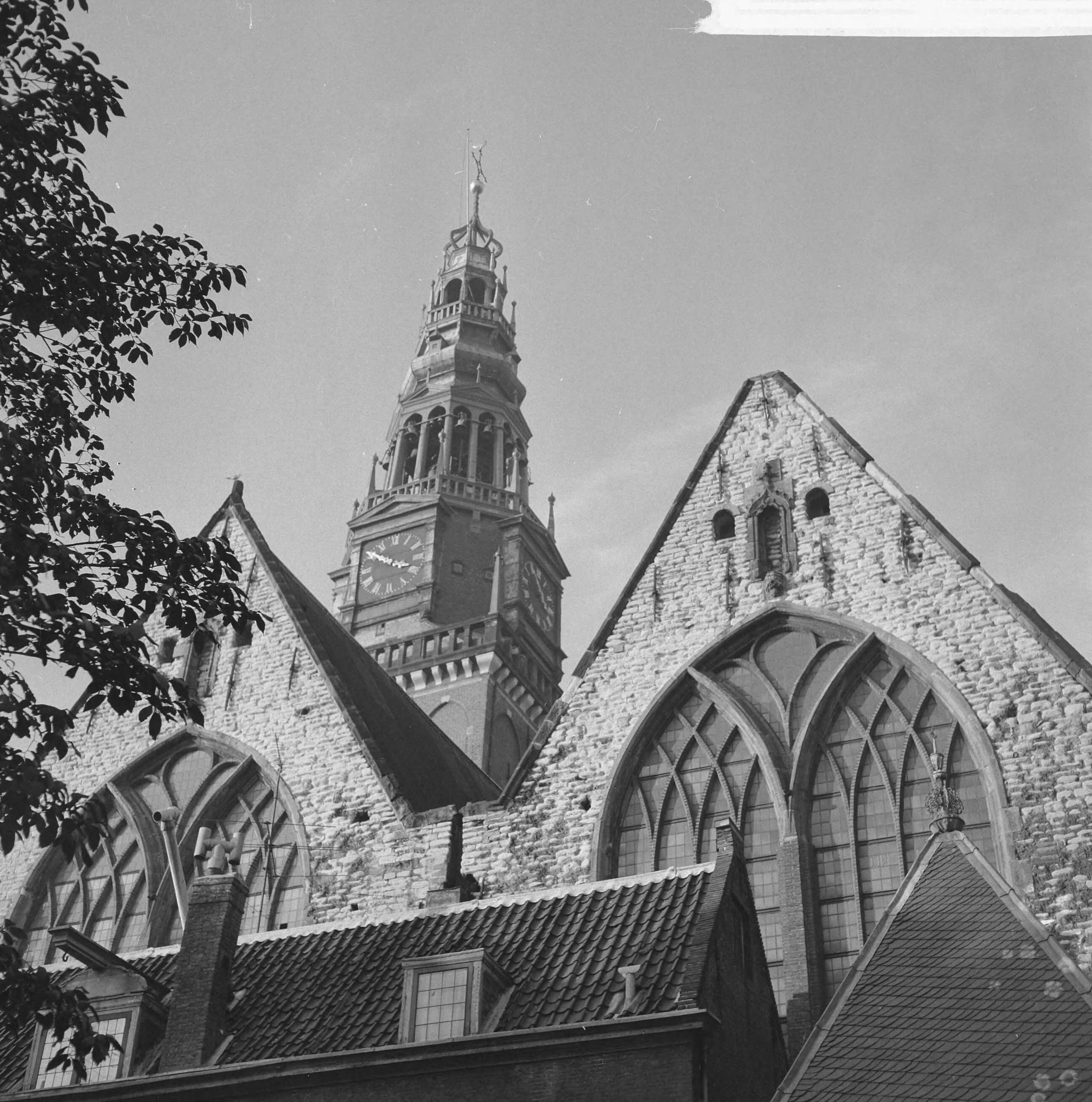 Fotocollectie Anefo — Hemony-carillon in de toren van de Oude Kerk te Amsterdam gerestaureerd. Zicht op de Oudekerkstoren — Foto: Kroon, Ron / Anefo. Licentie: Set B: Rechtenvrij / Publiek Domein. Bron: Nationaal Archief. http://hdl.handle.net/10648/aac86e70-d0b4-102d-bcf8-003048976d84