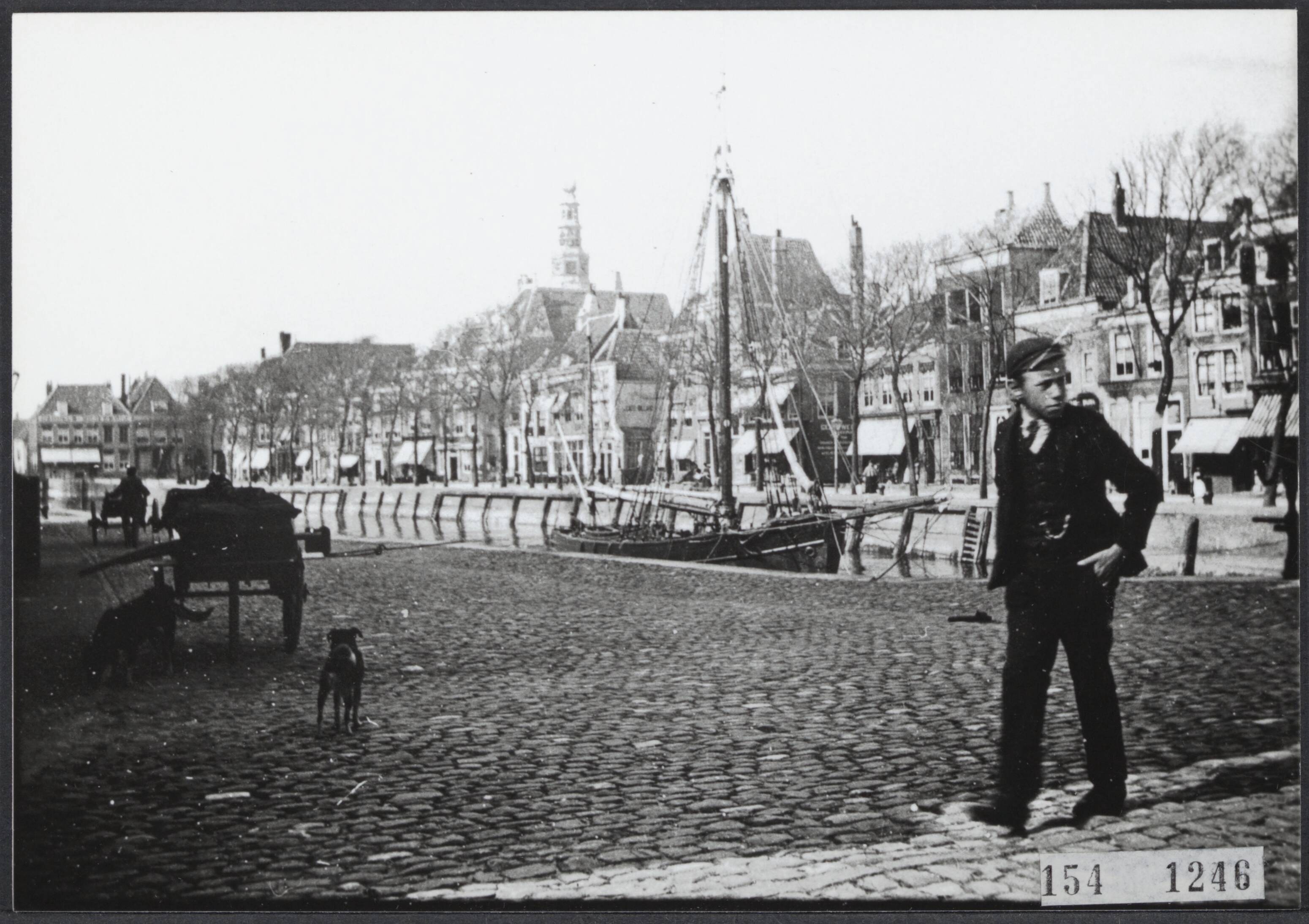 Serie Vanneufville (fotograaf uit Tourcoing 1855-1938) — Bellamykade Vlissingen. Een jongeman en een zeilschip — Foto: Vanneufville, Leonce Bertile. Licentie: Set B: Rechtenvrij / Publiek Domein. Bron: Nationaal Archief. http://hdl.handle.net/10648/fca978a9-3a70-33d3-3106-983a93f7ee87