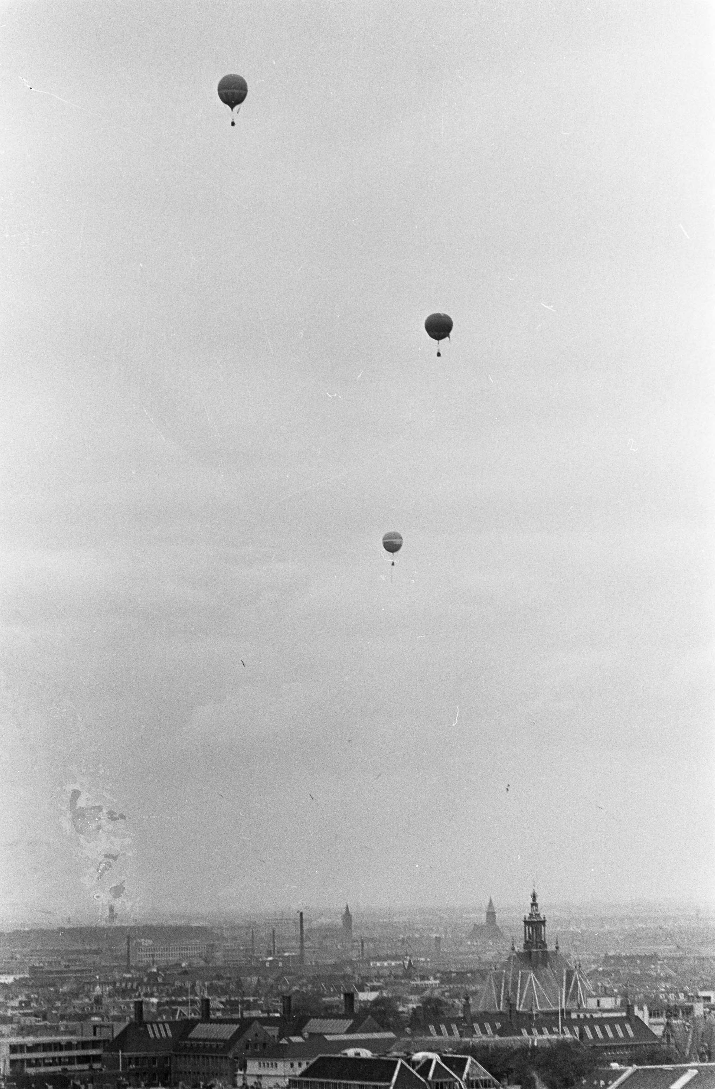 Fotocollectie Anefo — Ballonvaarders boven Den Haag — Foto: Koch, Eric / Anefo. Licentie: Set B: Rechtenvrij / Publiek Domein. Bron: Nationaal Archief. http://hdl.handle.net/10648/aa1c2bd8-d0b4-102d-bcf8-003048976d84