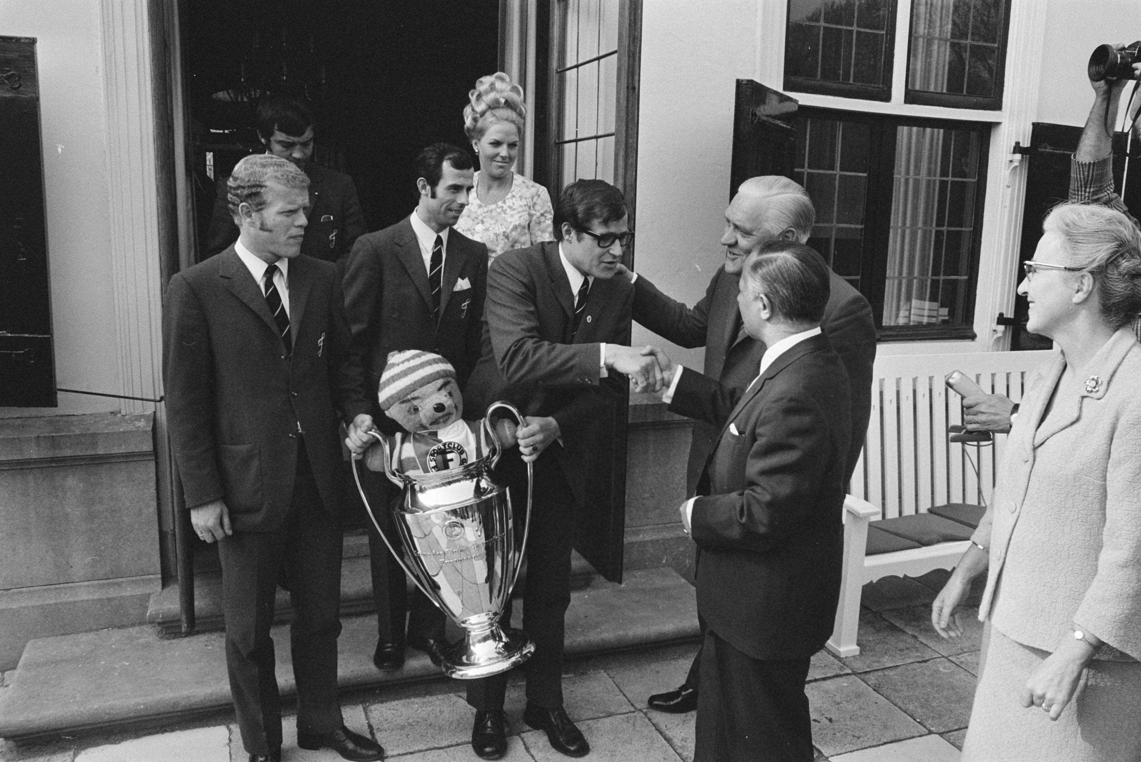 Fotocollectie Anefo — Elftal Feijenoord ontvangen op Catshuis, Den Haag ; de Cup — Foto: Evers, Joost / Anefo. Licentie: Set B: Rechtenvrij / Publiek Domein. Bron: Nationaal Archief. http://hdl.handle.net/10648/ab9692e6-d0b4-102d-bcf8-003048976d84