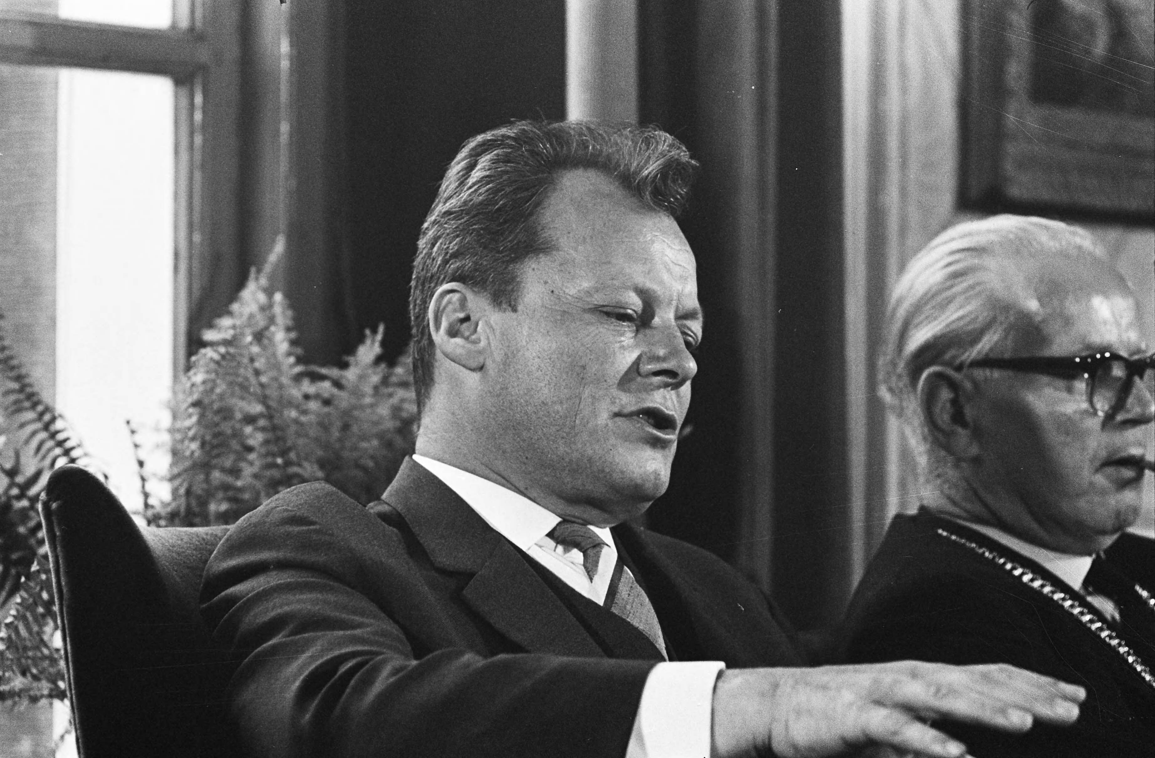 Fotocollectie Anefo — Willy Brandt, burgemeester van West-Berlijn in Groningen, rechts J. Tuin, burgemeester van Groningen — Foto: Koch, Eric / Anefo. Licentie: Set B: Rechtenvrij / Publiek Domein. Bron: Nationaal Archief. http://hdl.handle.net/10648/aa1afa92-d0b4-102d-bcf8-003048976d84