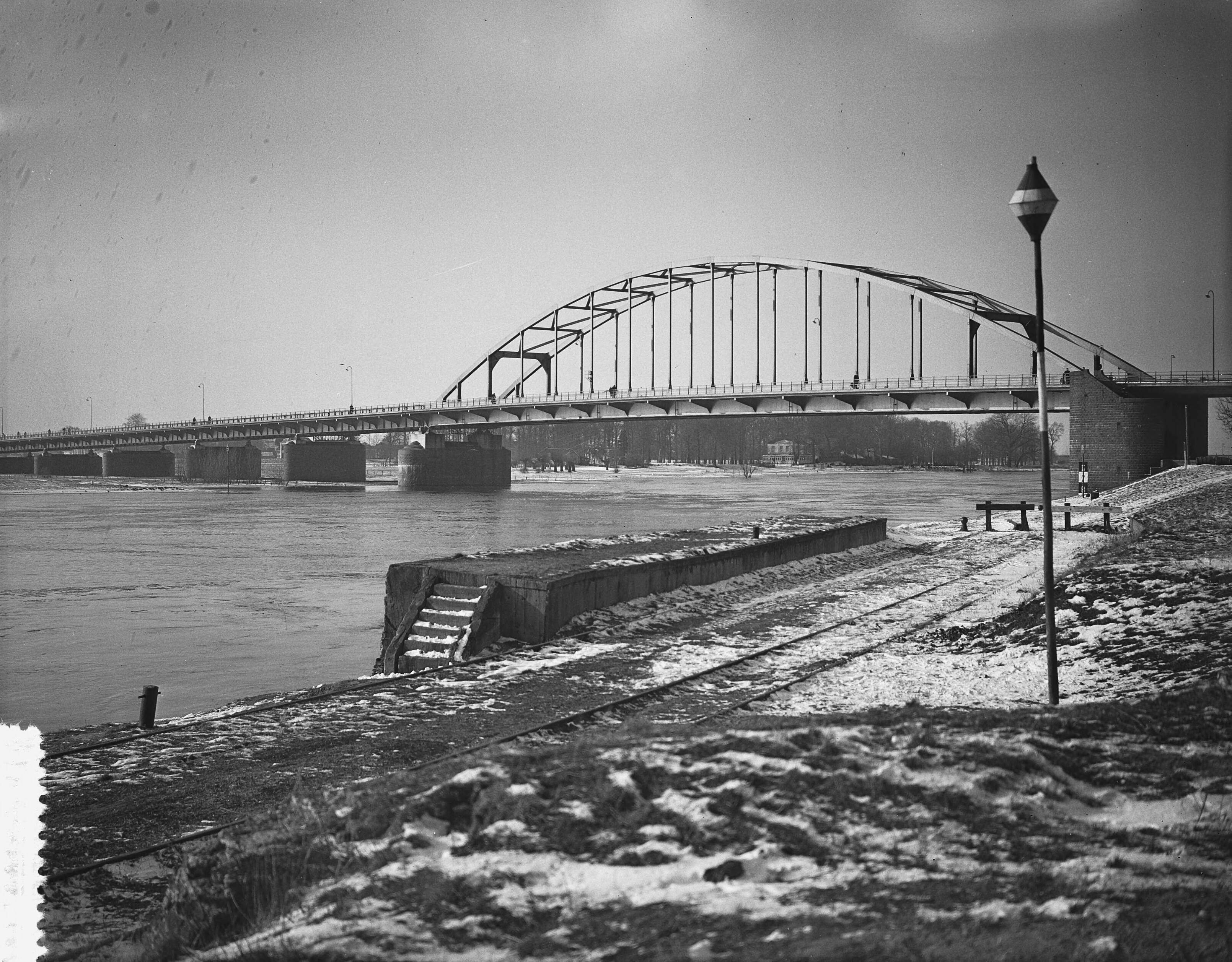 Fotocollectie Anefo — Verkeersbrug over de IJssel bij Deventer — Foto: Bilsen, Joop van / Anefo. Licentie: Set B: Rechtenvrij / Publiek Domein. Bron: Nationaal Archief. http://hdl.handle.net/10648/a942e922-d0b4-102d-bcf8-003048976d84