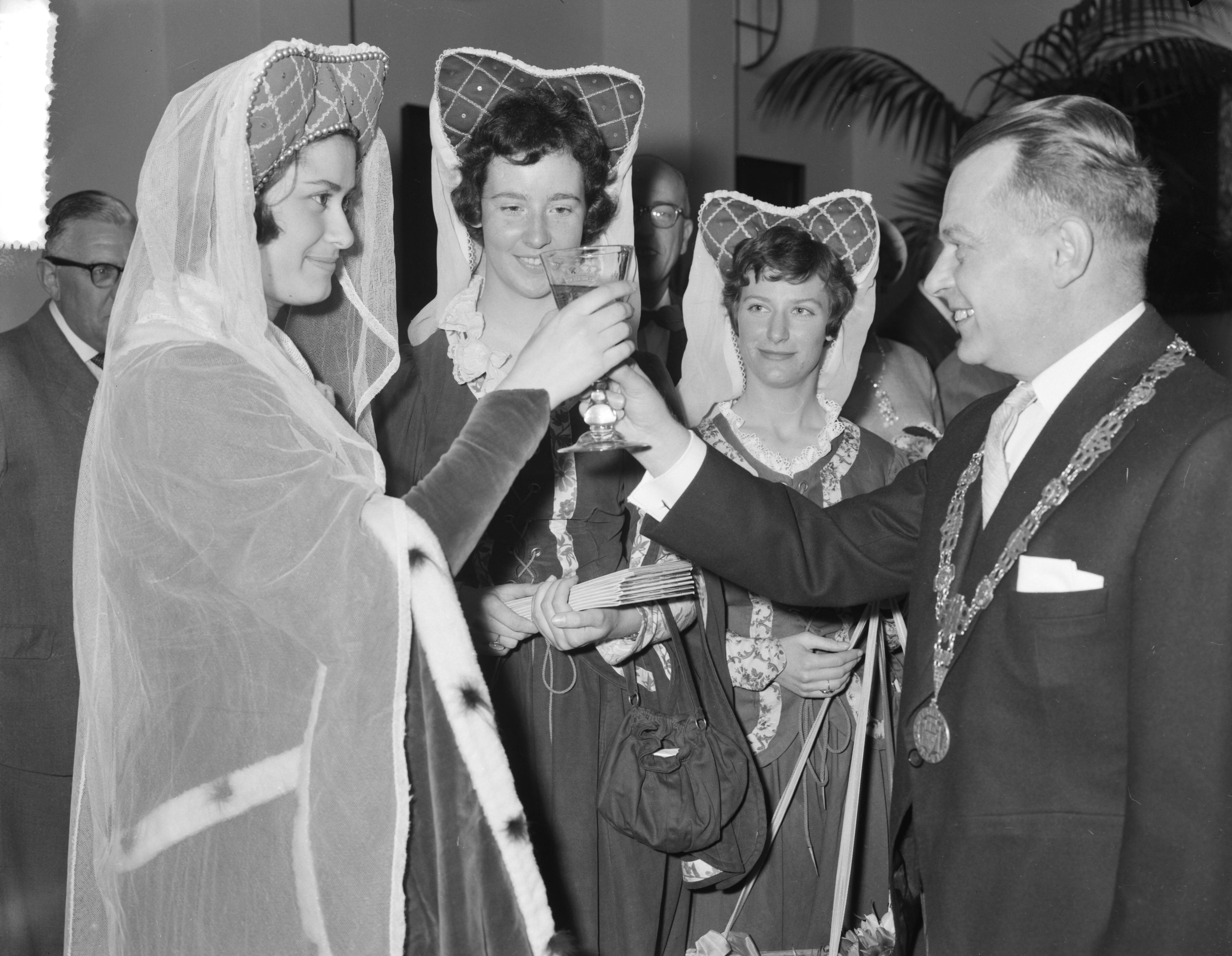 Fotocollectie Anefo — "Jacoba van Beieren" luistert plechtigheid op van opening nieuwe winkelcentrum in Breda. Burgemeester mr. dr. A. A M. Geuljans overhandigt een wijnglas aan "Jacoba van Beieren" — Foto: Pot, Harry / Anefo. Licentie: Set B: Rechtenvrij / Publiek Domein. Bron: Nationaal Archief. http://hdl.handle.net/10648/a9d0e42a-d0b4-102d-bcf8-003048976d84