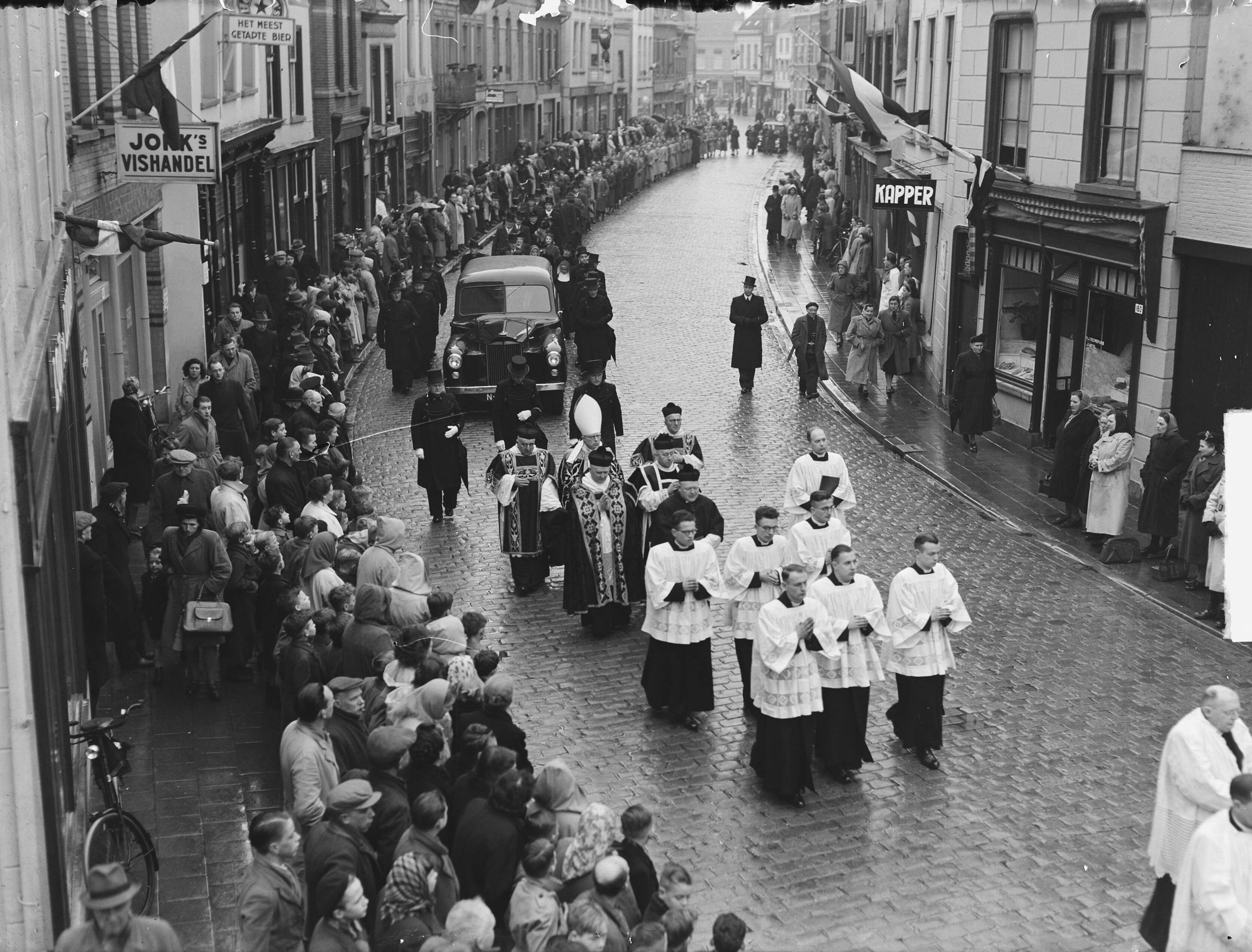 Fotocollectie Anefo — Begrafenis van de bisschop van Breda, mgr. P.A.W. Hopmans — Foto: Pot, Harry / Anefo. Licentie: Set B: Rechtenvrij / Publiek Domein. Bron: Nationaal Archief. http://hdl.handle.net/10648/a8e65d56-d0b4-102d-bcf8-003048976d84