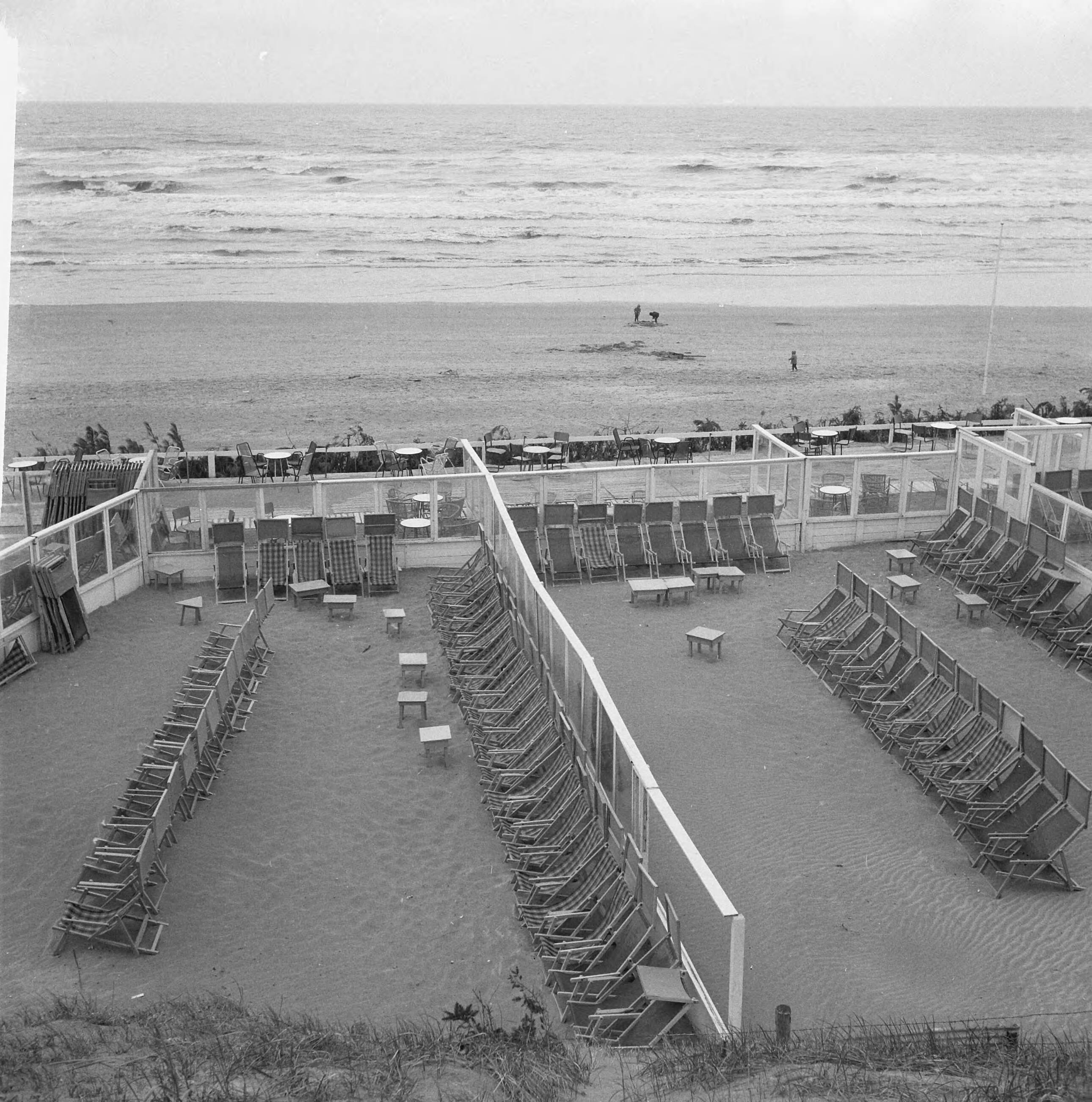 Fotocollectie Anefo — Onaangenaam weer op het strand van Zandvoort. Lege strandstoelen — Foto: Nijs, Jac. de / Anefo. Licentie: Set B: Rechtenvrij / Publiek Domein. Bron: Nationaal Archief. http://hdl.handle.net/10648/aa083a6a-d0b4-102d-bcf8-003048976d84
