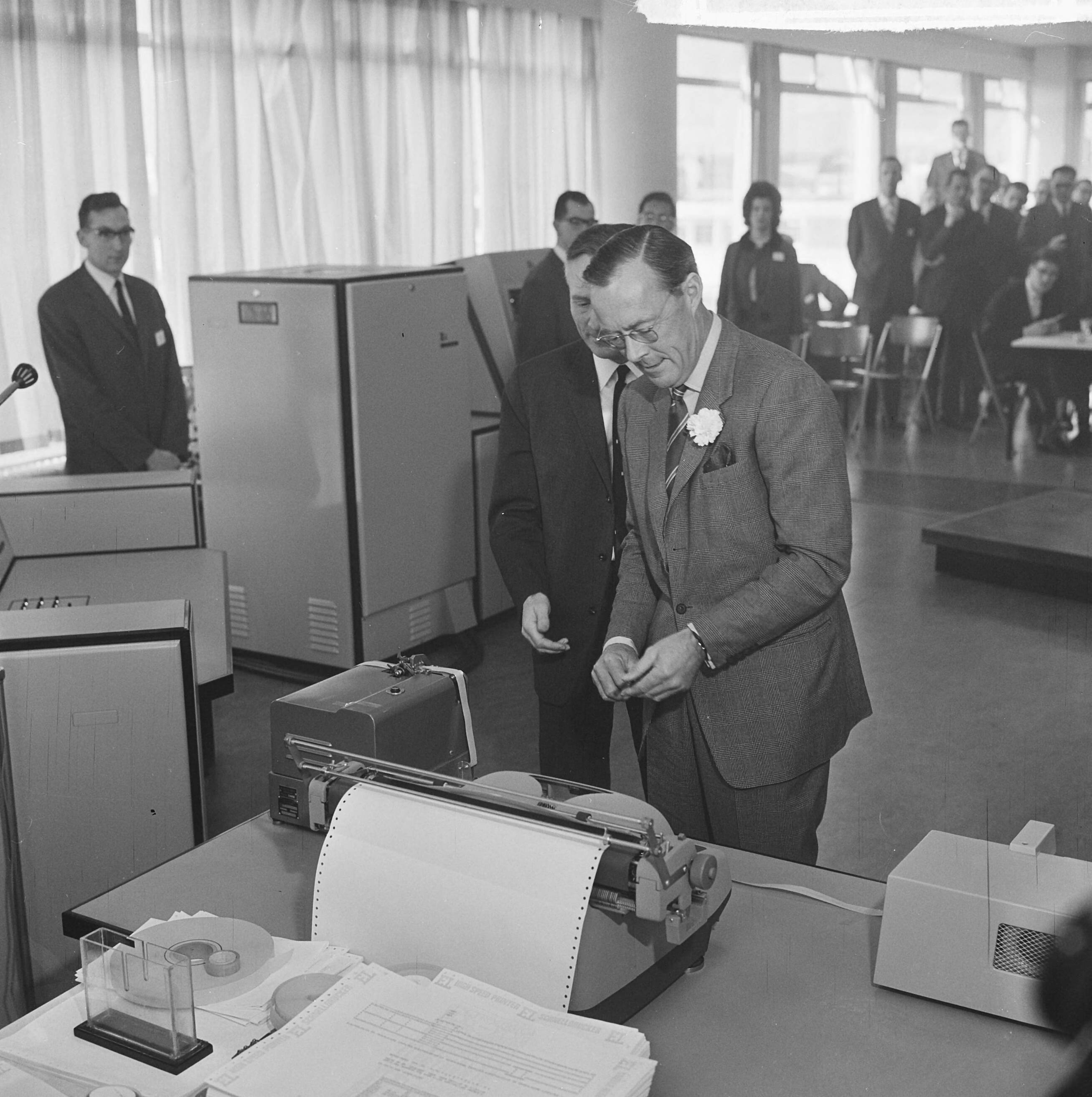 Fotocollectie Anefo — Prins Bernhard opende computerfabriek N.V. Electrologica te Rijswijk, de prins tijdens rondgang — Foto: Koch, Eric / Anefo. Licentie: Set B: Rechtenvrij / Publiek Domein. Bron: Nationaal Archief. http://hdl.handle.net/10648/aa84e042-d0b4-102d-bcf8-003048976d84