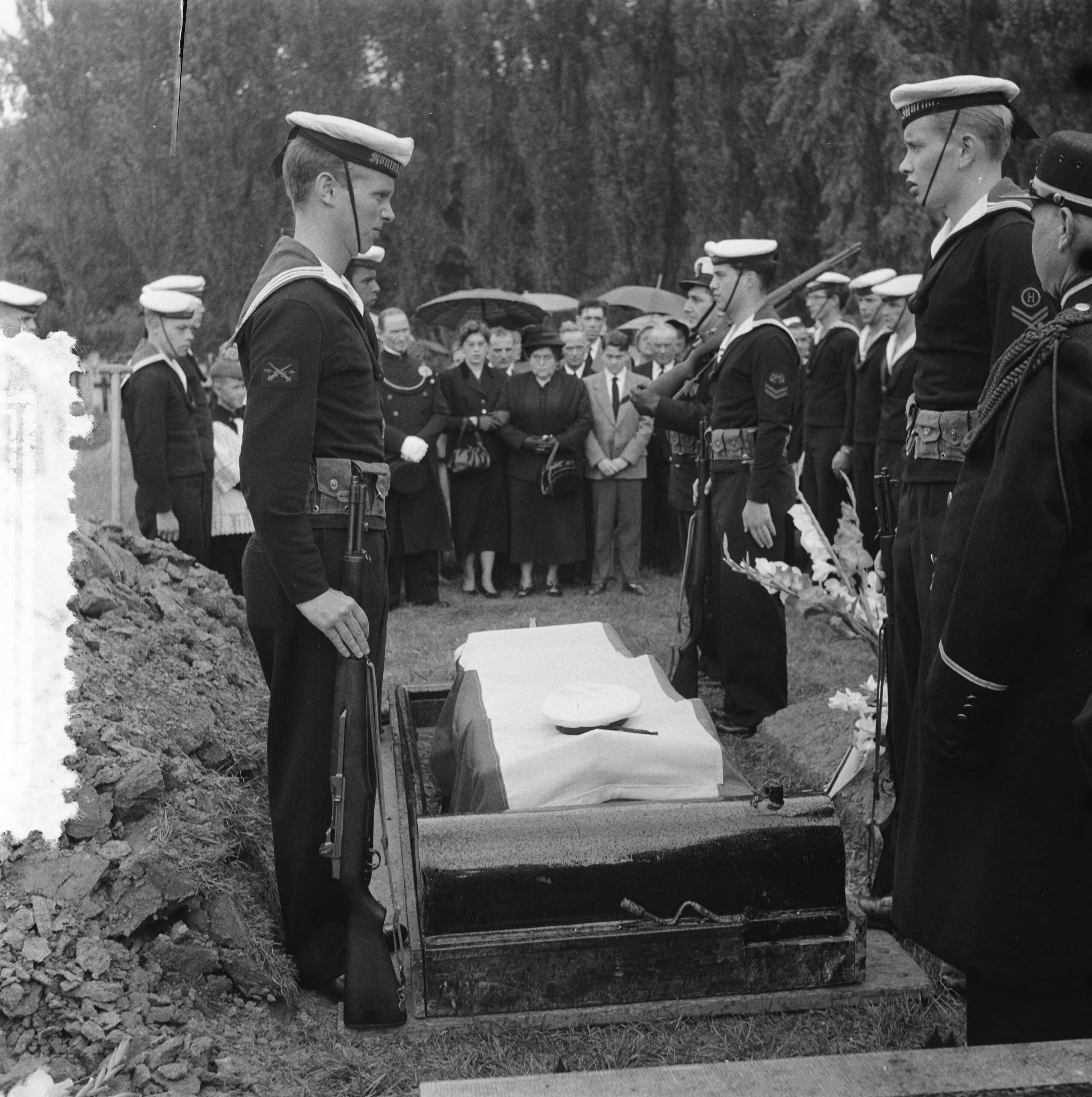 Fotocollectie Anefo — Marinebegrafenis van Eerste Matroos A.J.A. Rith te Heerlen — Foto: Rossem, Wim van / Anefo. Licentie: Set B: Rechtenvrij / Publiek Domein. Bron: Nationaal Archief. http://hdl.handle.net/10648/a94d8d96-d0b4-102d-bcf8-003048976d84