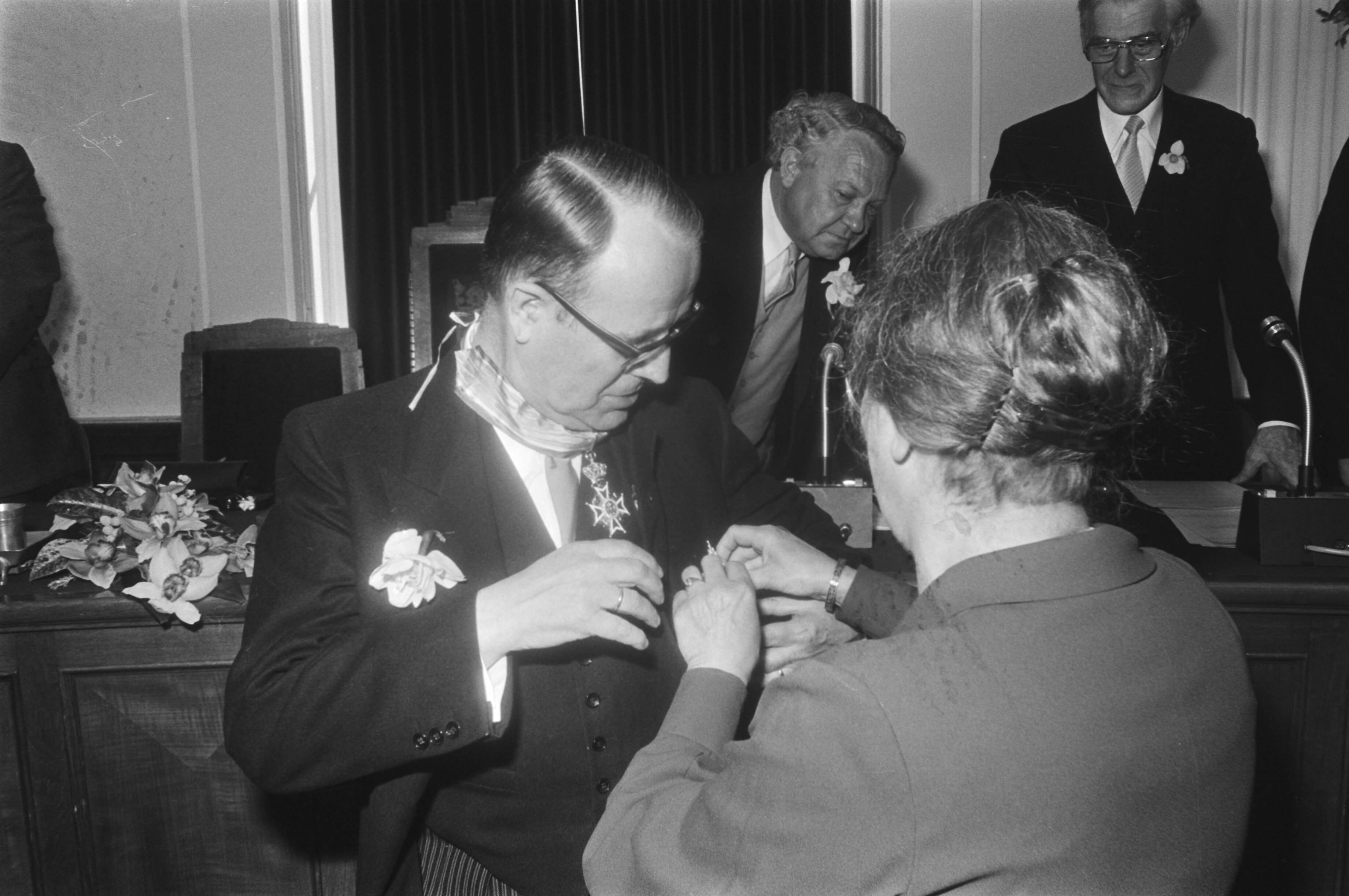 Fotocollectie Anefo — Afscheid Commissaris der Koningin heer Kranenburg in Haarlem; minister De Gaay Fortman hangt mr. Kranenburg Koninklijke onderscheiding om — Foto: Peters, Hans / Anefo. Licentie: Set B: Rechtenvrij / Publiek Domein. Bron: Nationaal Archief. http://hdl.handle.net/10648/ac823ce6-d0b4-102d-bcf8-003048976d84