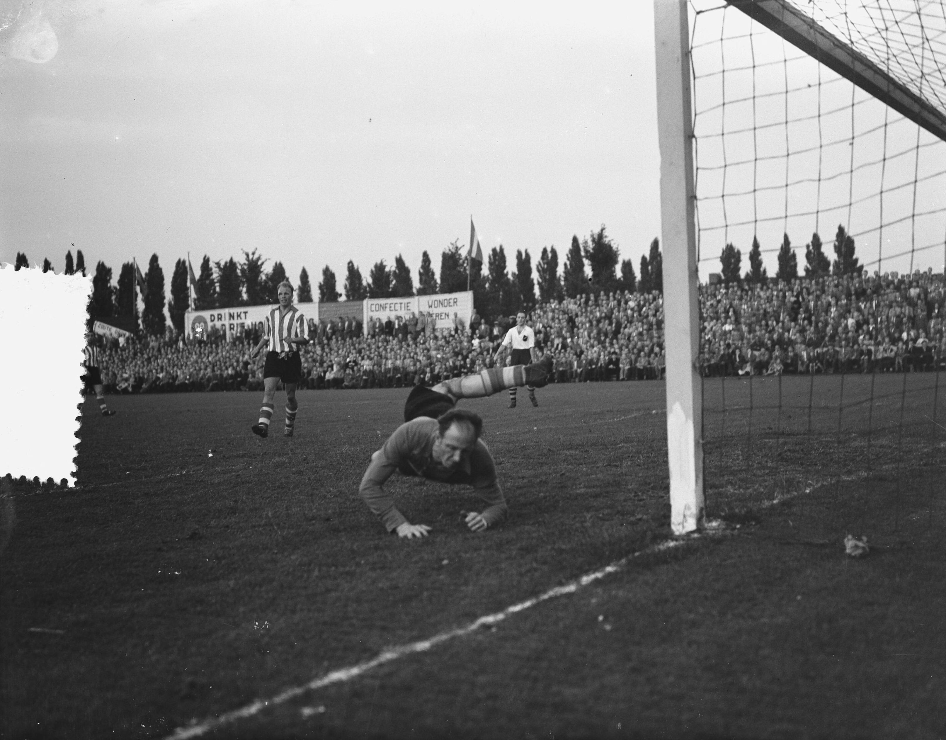Fotocollectie Anefo — Voetbal. NAC tegen PSV 0-2. Spelmoment — Foto: Bilsen, Joop van / Anefo. Licentie: Set B: Rechtenvrij / Publiek Domein. Bron: Nationaal Archief. http://hdl.handle.net/10648/a9385ec6-d0b4-102d-bcf8-003048976d84