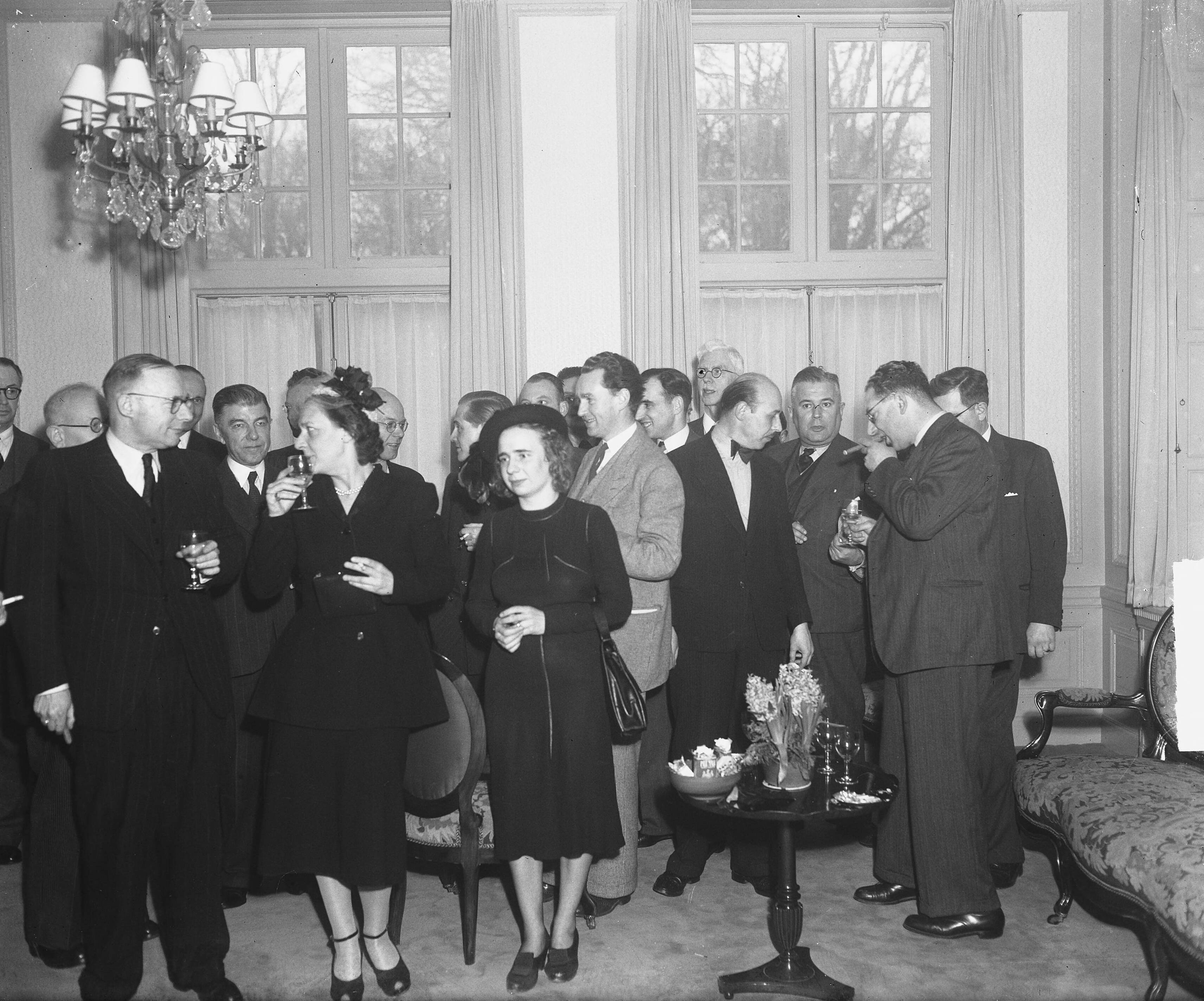 Fotocollectie Anefo — Receptie Luxemburg legatie Jac. Catslaan 2 Den Haag — Foto: Merk, Ben / Anefo. Licentie: Set B: Rechtenvrij / Publiek Domein. Bron: Nationaal Archief. http://hdl.handle.net/10648/a8c5d8ec-d0b4-102d-bcf8-003048976d84
