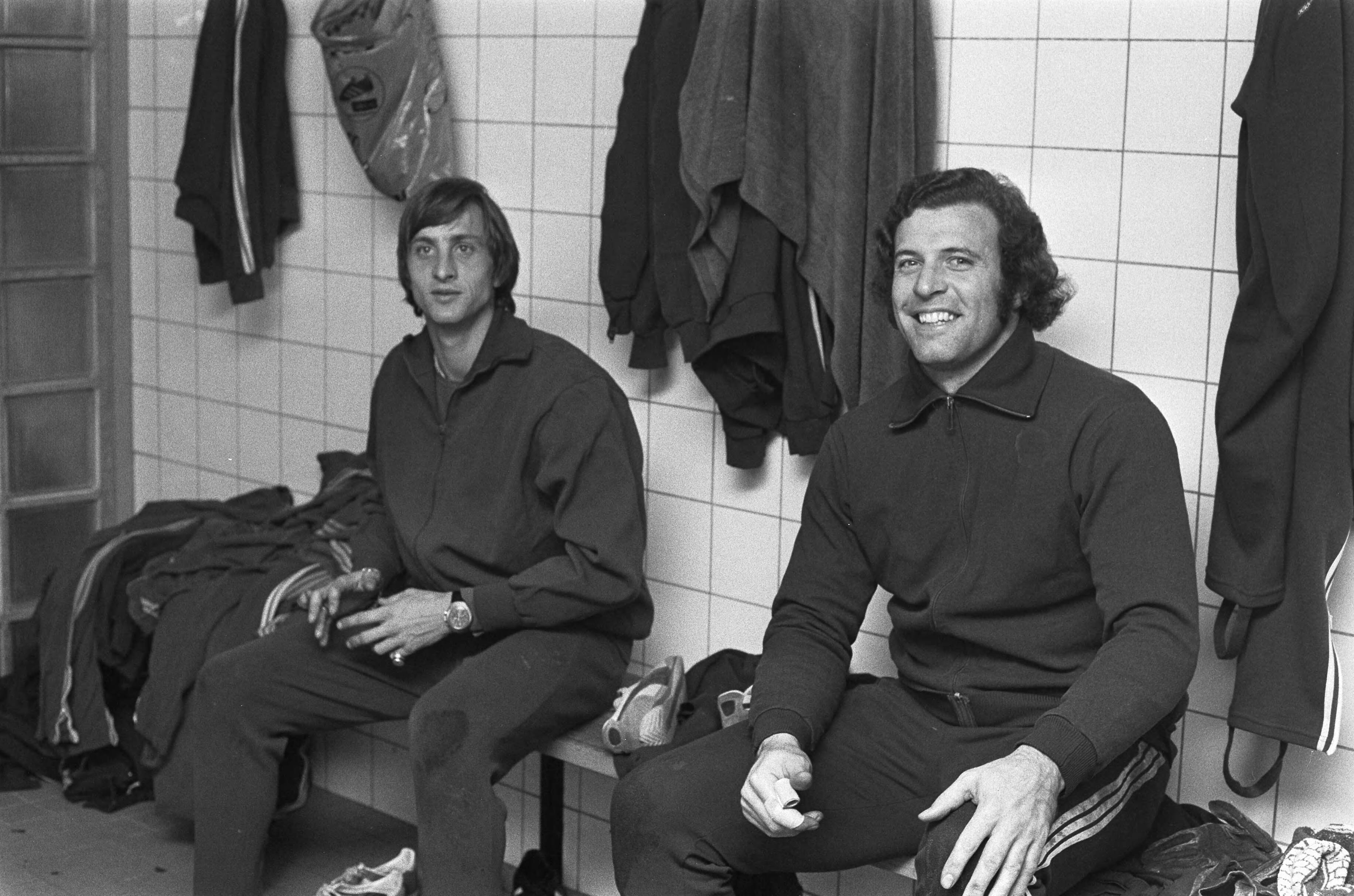 Training van de selectie van het Nederlands elftal in Zeist — Cruijff (links) en Stuy — Foto: Fotograaf Onbekend / Anefo. Licentie: Set B: Rechtenvrij / Publiek Domein. Bron: Nationaal Archief. http://hdl.handle.net/10648/ac3c57f8-d0b4-102d-bcf8-003048976d84