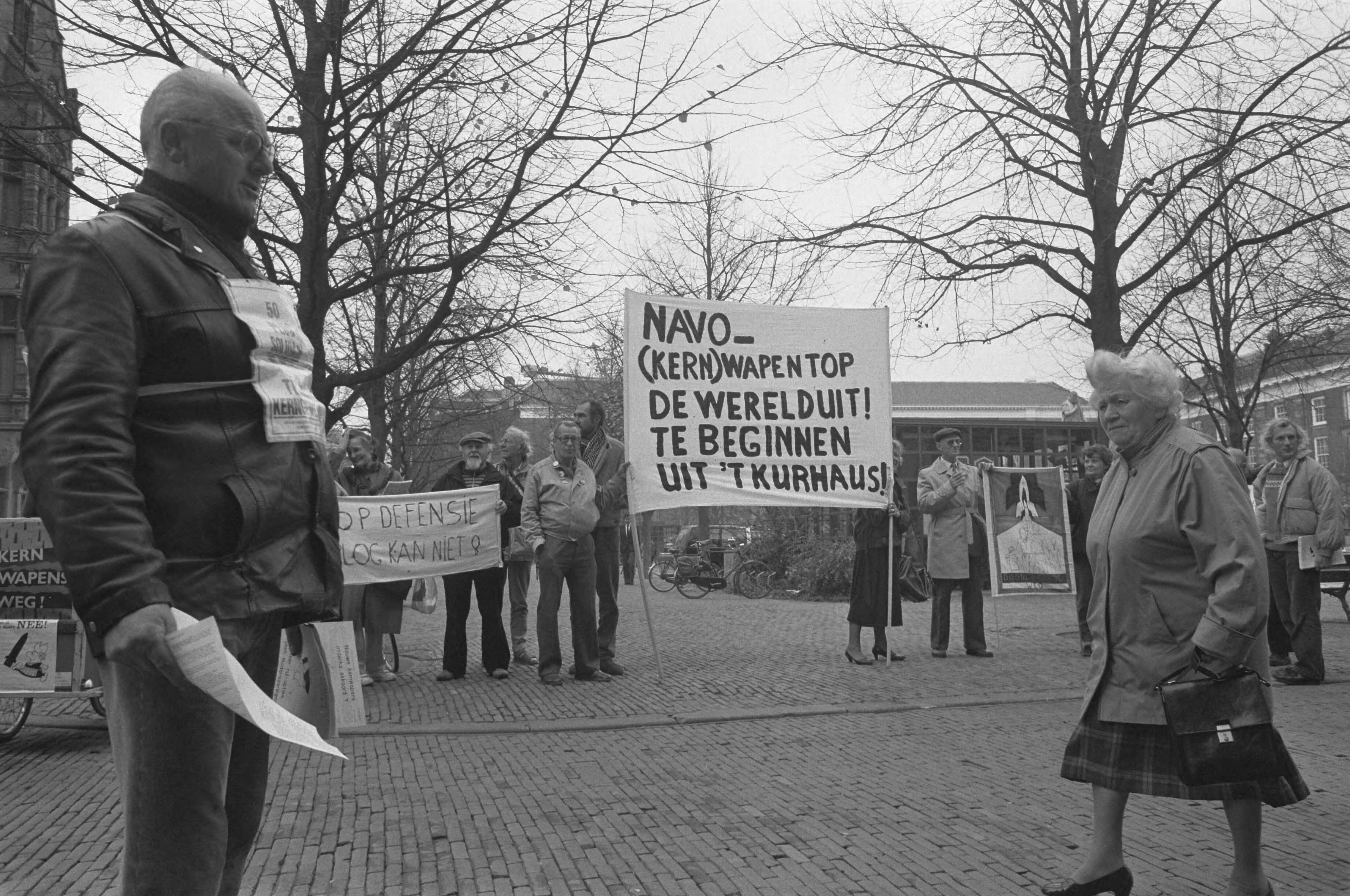 Fotocollectie Anefo — Protest tegen (kern)wapens in Den Haag i.v.m. vergadering Nucleau Planning Group — Foto: Croes, Rob C. / Anefo. Licentie: Set B: Rechtenvrij / Publiek Domein. Bron: Nationaal Archief. http://hdl.handle.net/10648/ad6e40dc-d0b4-102d-bcf8-003048976d84