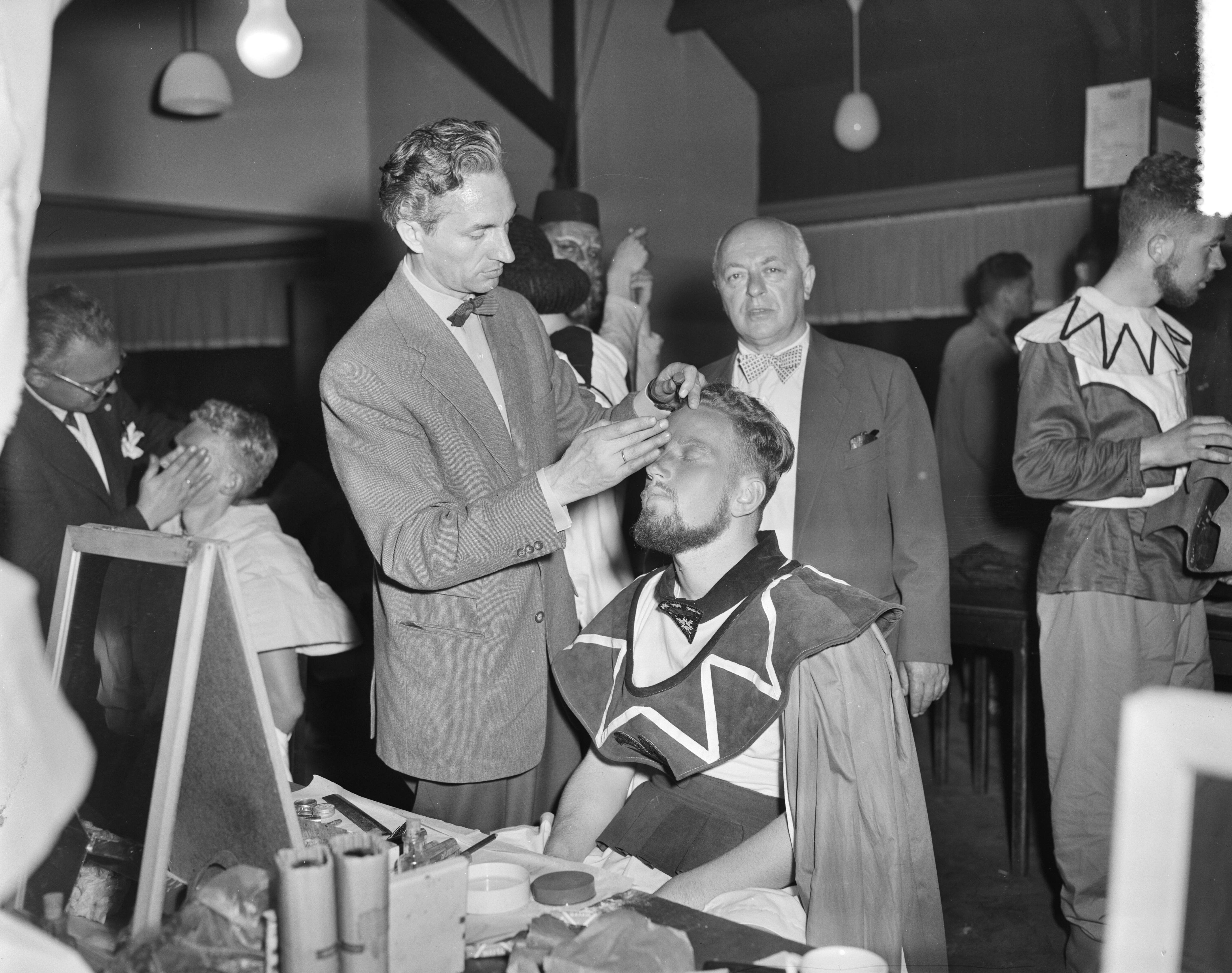 Lustrum USC Utrecht (1956) — Generale repetitie het lustrumspel "Xerxes" van het USC — Foto: Bilsen, Joop van / Anefo. Licentie: Set B: Rechtenvrij / Publiek Domein. Bron: Nationaal Archief. http://hdl.handle.net/10648/a94afc52-d0b4-102d-bcf8-003048976d84