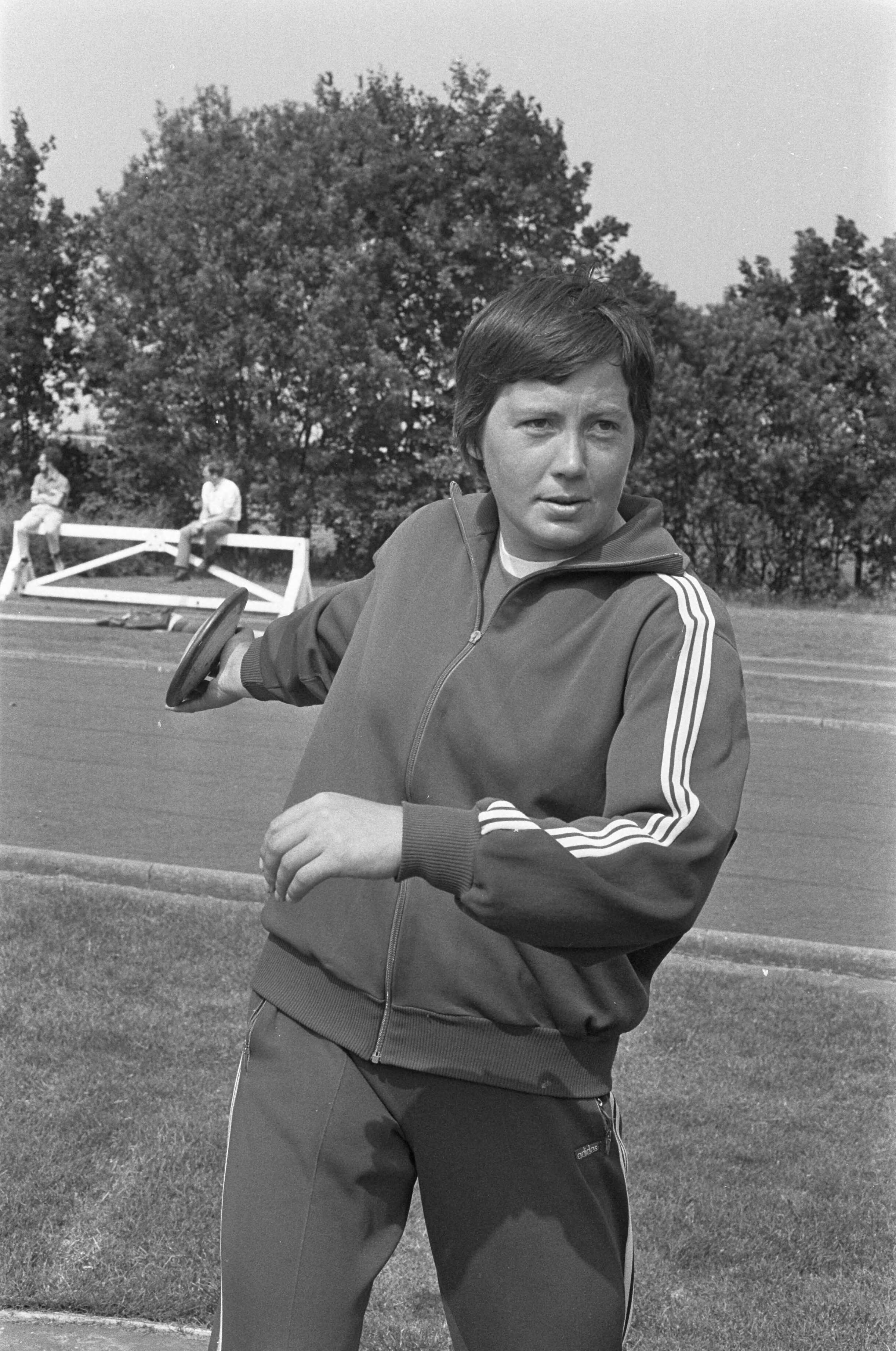 Fotocollectie Anefo — Atletiekwedstrijden om Turfschip Trophee in Breda, nummer 10, 11 en 12 Anneke de Bruin (discuswerpen) — Foto: Verhoeff, Bert / Anefo. Licentie: Set B: Rechtenvrij / Publiek Domein. Bron: Nationaal Archief. http://hdl.handle.net/10648/abefa99e-d0b4-102d-bcf8-003048976d84