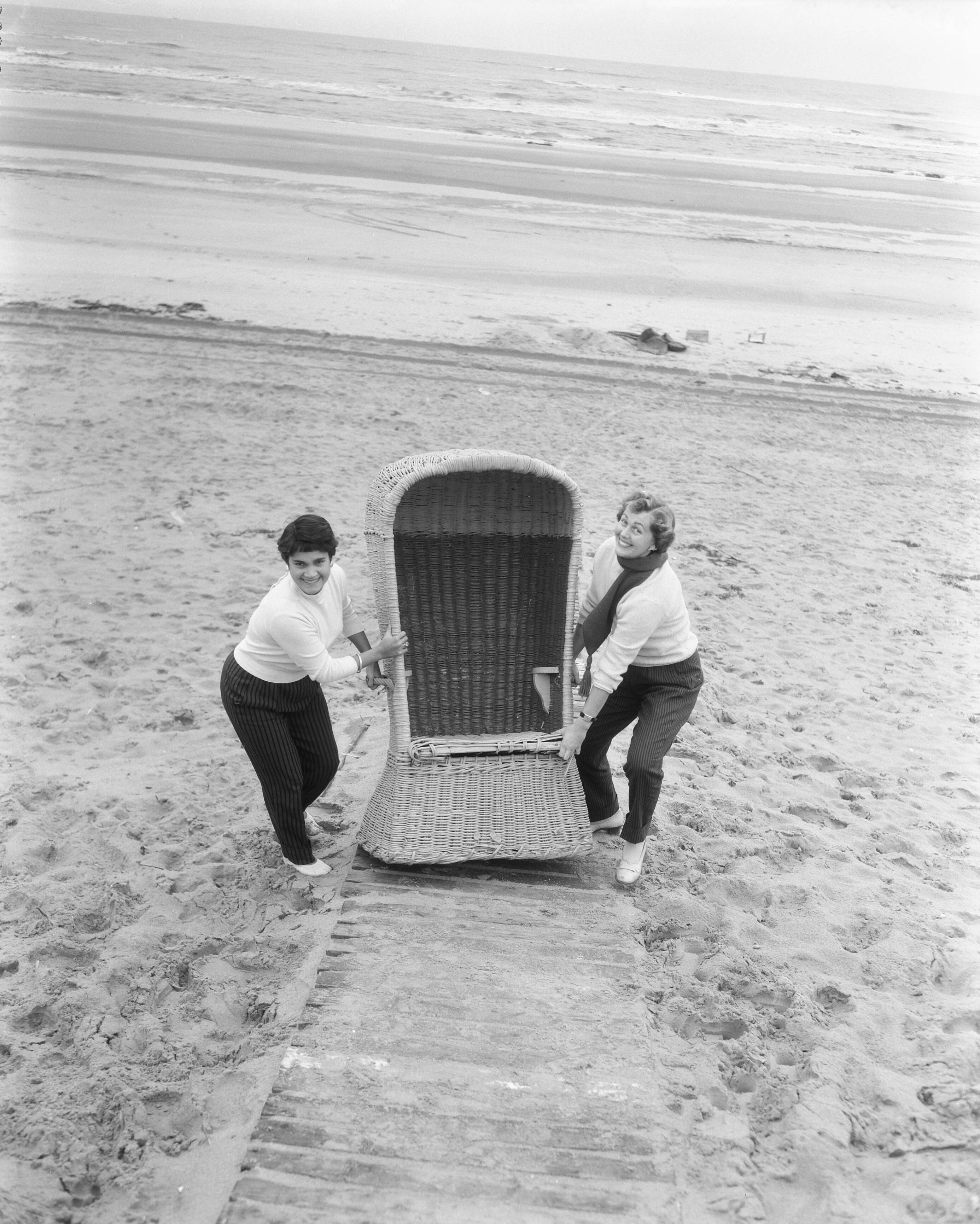 Fotocollectie Anefo — Einde badseizoen te Zandvoort — Foto: Pot, Harry / Anefo. Licentie: Set B: Rechtenvrij / Publiek Domein. Bron: Nationaal Archief. http://hdl.handle.net/10648/a96ab45c-d0b4-102d-bcf8-003048976d84