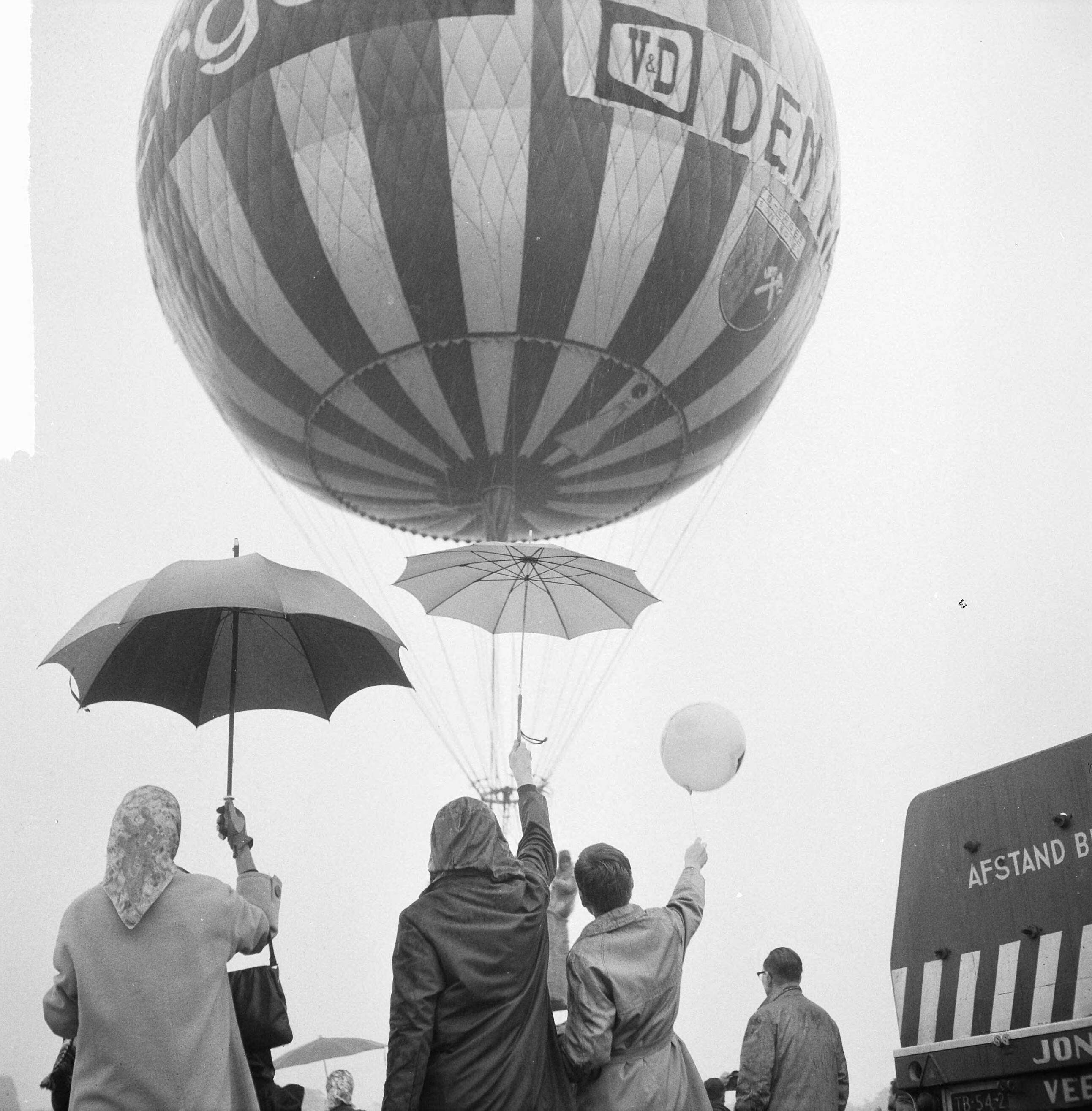 Fotocollectie Anefo — Ballonvaart demonstratie in Den Haag , Alfred Schults demonstreerde een ballon gemaakt van kunstrubber Hyoalon — Foto: Gelderen, Hugo van / Anefo. Licentie: Set B: Rechtenvrij / Publiek Domein. Bron: Nationaal Archief. http://hdl.handle.net/10648/aa7b0bd0-d0b4-102d-bcf8-003048976d84