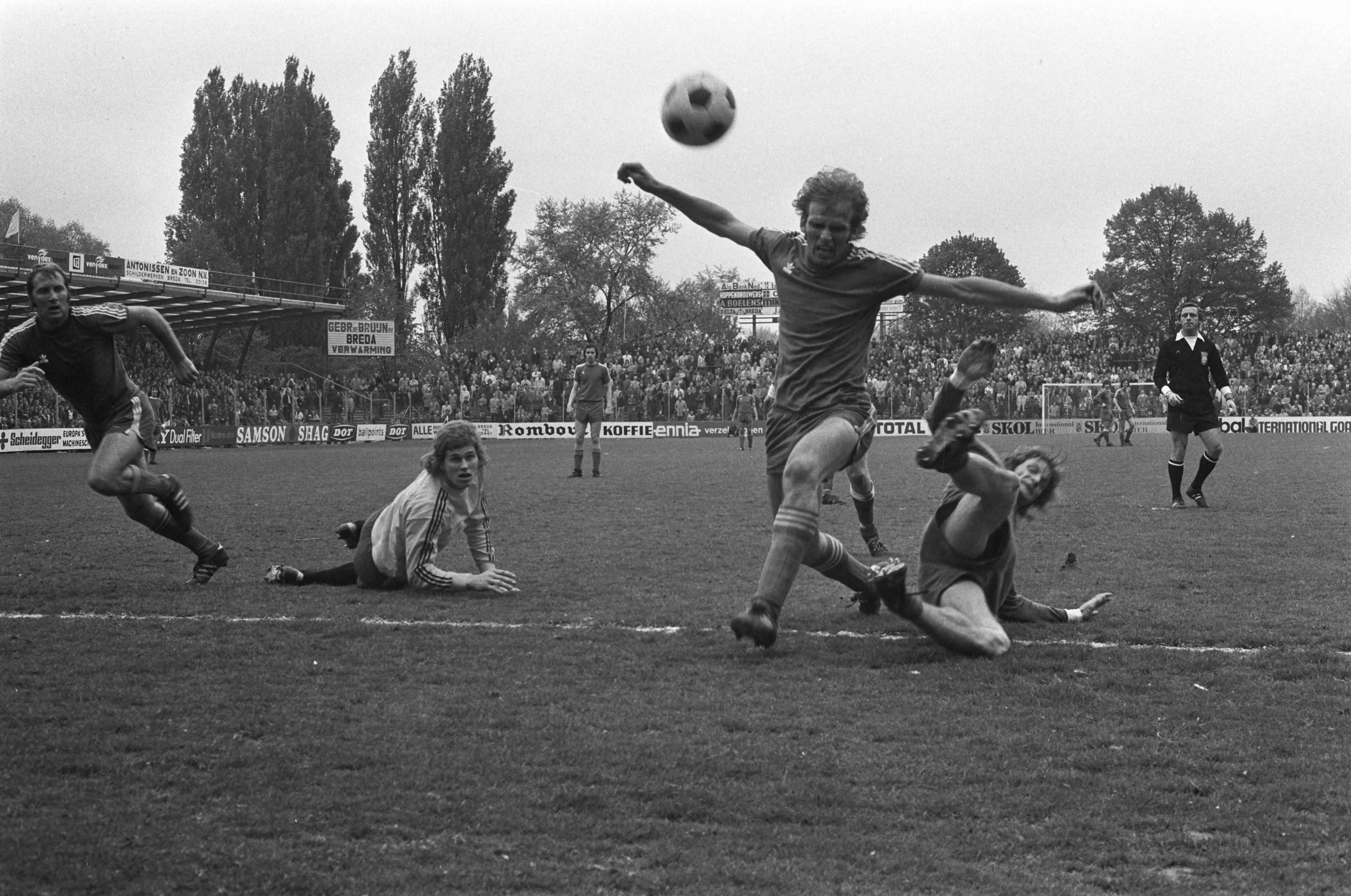 Fotocollectie Anefo — NAC tegen NEC 1-3, spelmoment voor NEC-doel — Foto: Mieremet, Rob / Anefo. Licentie: Set B: Rechtenvrij / Publiek Domein. Bron: Nationaal Archief. http://hdl.handle.net/10648/ac48cf9c-d0b4-102d-bcf8-003048976d84