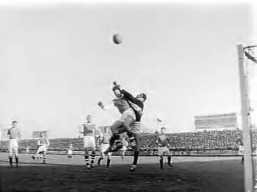 Fotocollectie Anefo — Voetbal. MVV tegen ADO 1-0. Spelmoment — Foto: Pot, Harry / Anefo. Licentie: Set B: Rechtenvrij / Publiek Domein. Bron: Nationaal Archief. http://hdl.handle.net/10648/a96fe7c4-d0b4-102d-bcf8-003048976d84