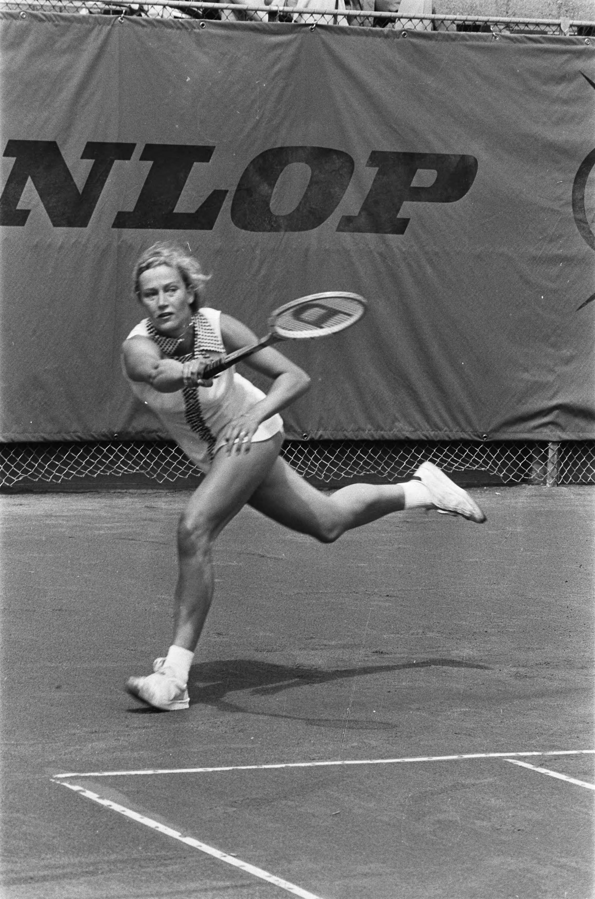 Tenniswedstrijden in Den Haag — Winnares dames-enkel Elly Appel — Foto: Verhoeff, Bert / Anefo. Licentie: Set B: Rechtenvrij / Publiek Domein. Bron: Nationaal Archief. http://hdl.handle.net/10648/ac6d664a-d0b4-102d-bcf8-003048976d84