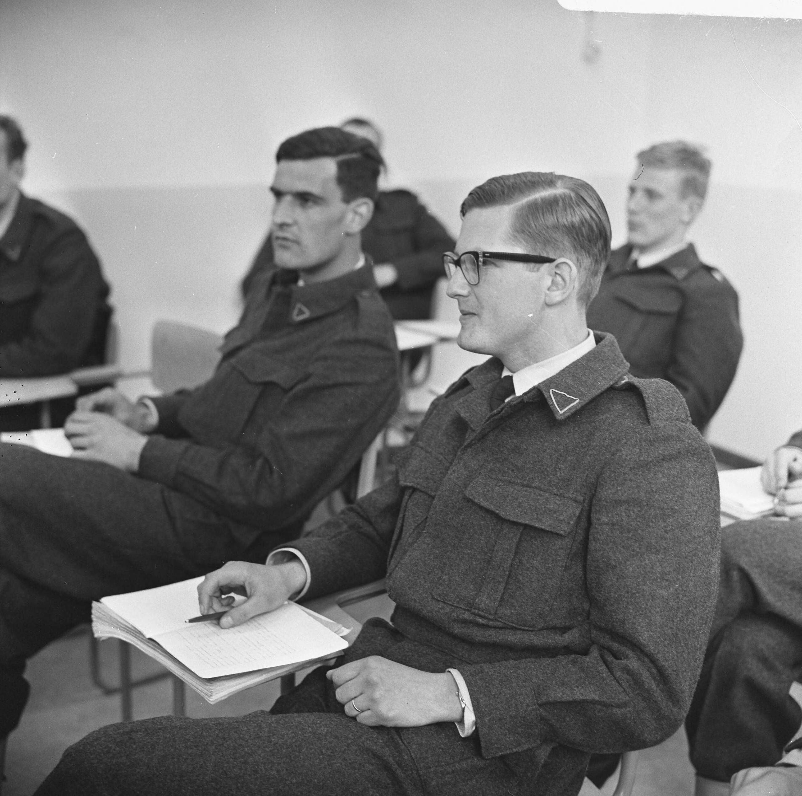 Fotocollectie Anefo — Mr. Pieter van Vollenhoven in militaire dienst bij de luchtmacht in Breda, Soldaat mr. Pieter in de klas — Foto: Koch, Eric / Anefo. Licentie: Set B: Rechtenvrij / Publiek Domein. Bron: Nationaal Archief. http://hdl.handle.net/10648/aae77068-d0b4-102d-bcf8-003048976d84