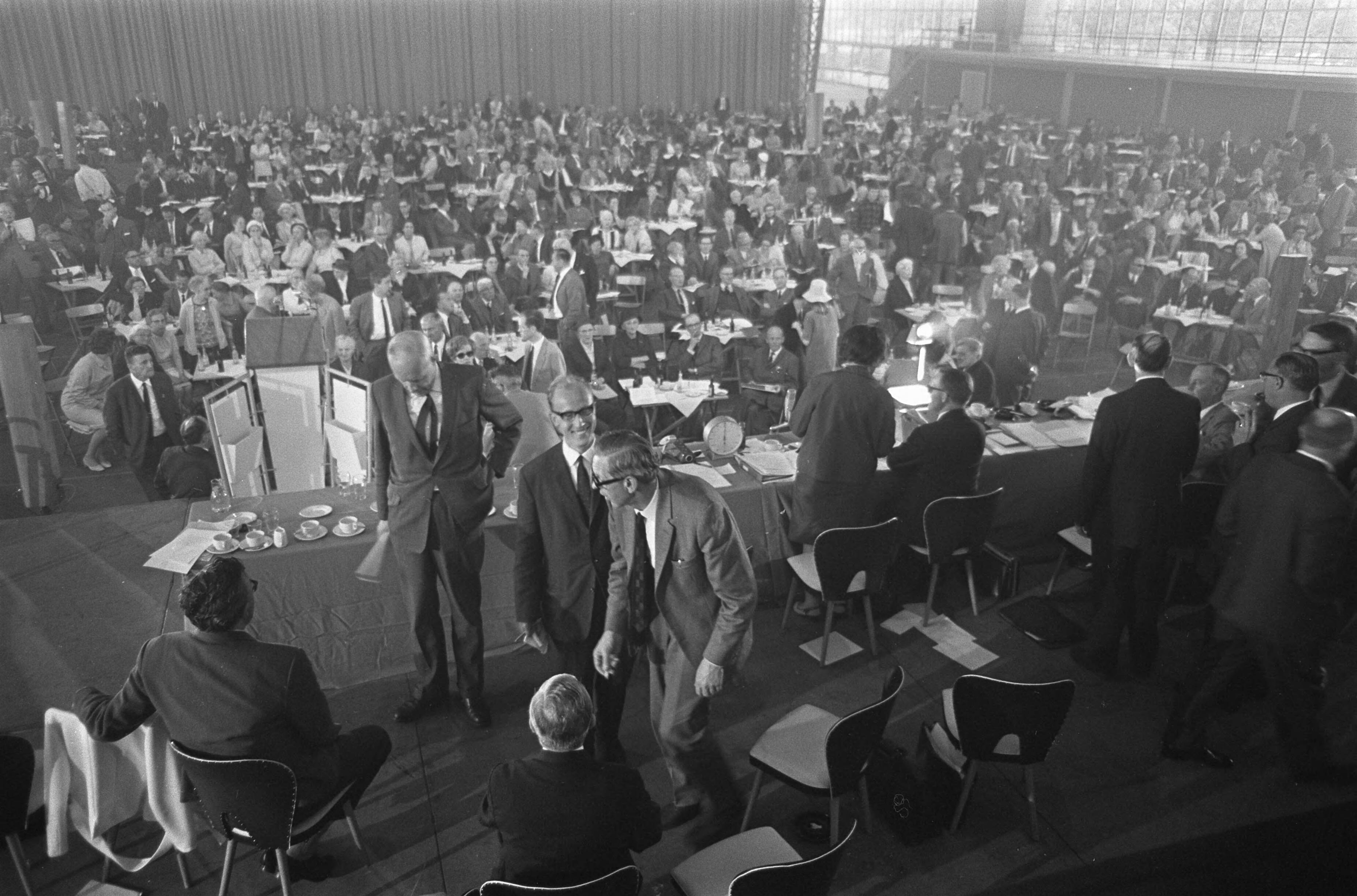 Fotocollectie Anefo — Algemene Ledenvergadering VPRO in Expohal Hilversum. Overzichten — Foto: Nijs, Jac. de / Anefo. Licentie: Set B: Rechtenvrij / Publiek Domein. Bron: Nationaal Archief. http://hdl.handle.net/10648/ab44dde8-d0b4-102d-bcf8-003048976d84
