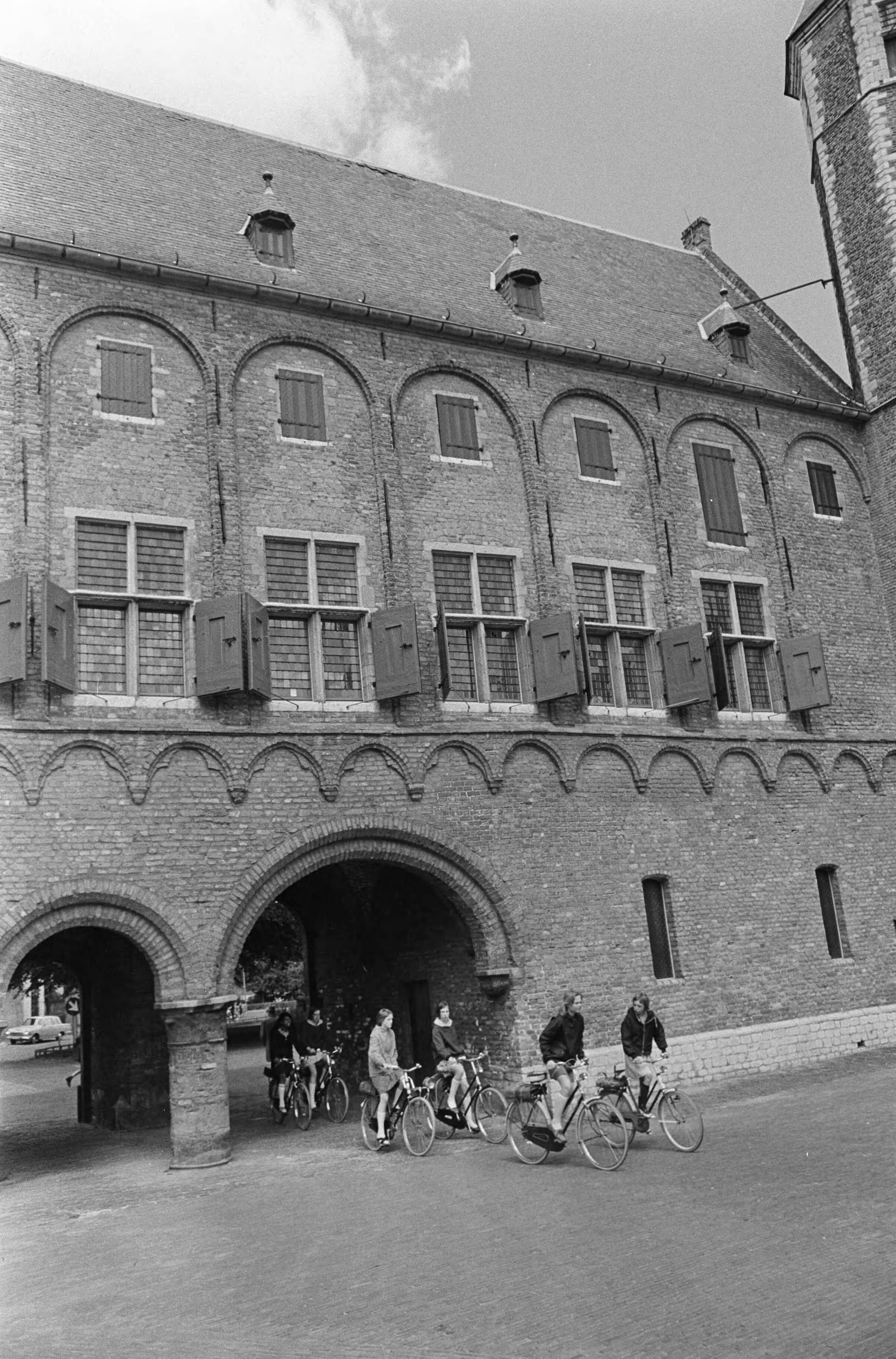 Viering van het 750-jarig bestaan van de stad Middelburg — Abdij van Middelburg — Foto: Fotograaf Onbekend / Anefo. Licentie: Set B: Rechtenvrij / Publiek Domein. Bron: Nationaal Archief. http://hdl.handle.net/10648/ab1ba0f4-d0b4-102d-bcf8-003048976d84