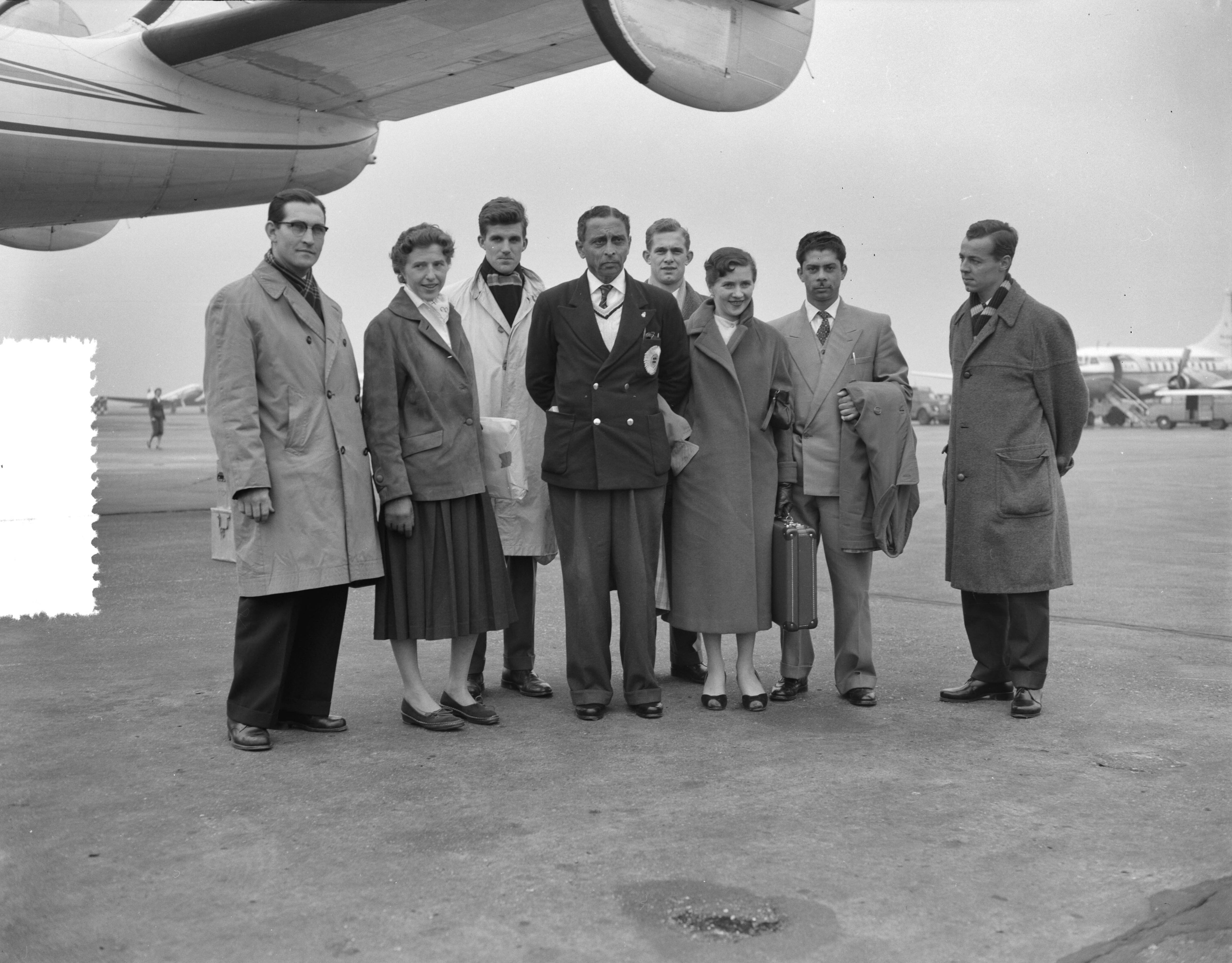 Fotocollectie Anefo — Rex Norris, de Indiase trainer van het Nederlands Olympisch hockeyteam, vertrekt van Schiphol naar Bombay — Foto: Rossem, Wim van / Anefo. Licentie: Set B: Rechtenvrij / Publiek Domein. Bron: Nationaal Archief. http://hdl.handle.net/10648/a9529f16-d0b4-102d-bcf8-003048976d84
