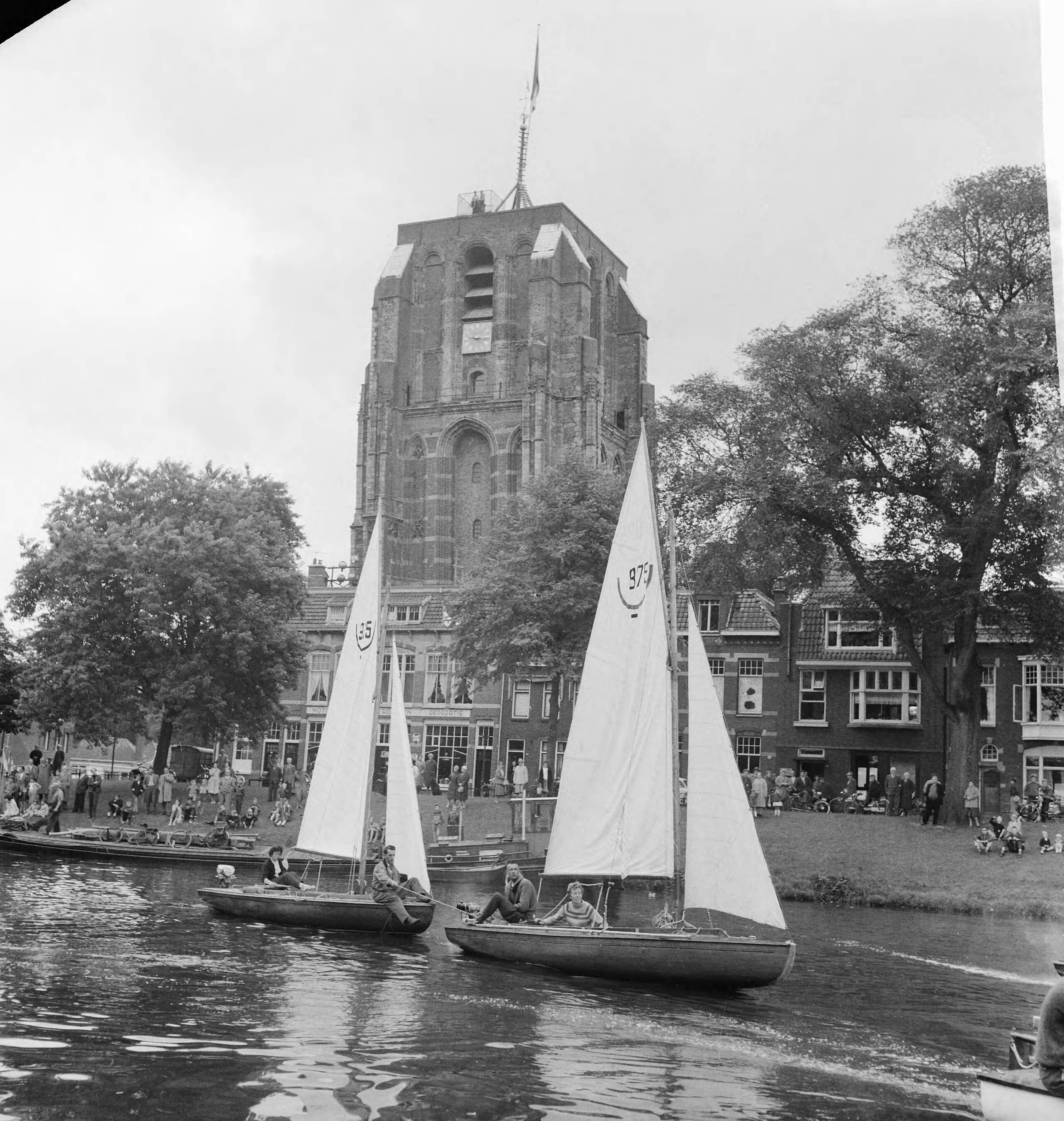 Fotocollectie Anefo — Elfstedentocht per zeilboot. Start vanuit Leeuwarden — Foto: Koch, Eric / Anefo. Licentie: Set B: Rechtenvrij / Publiek Domein. Bron: Nationaal Archief. http://hdl.handle.net/10648/a9dd596c-d0b4-102d-bcf8-003048976d84