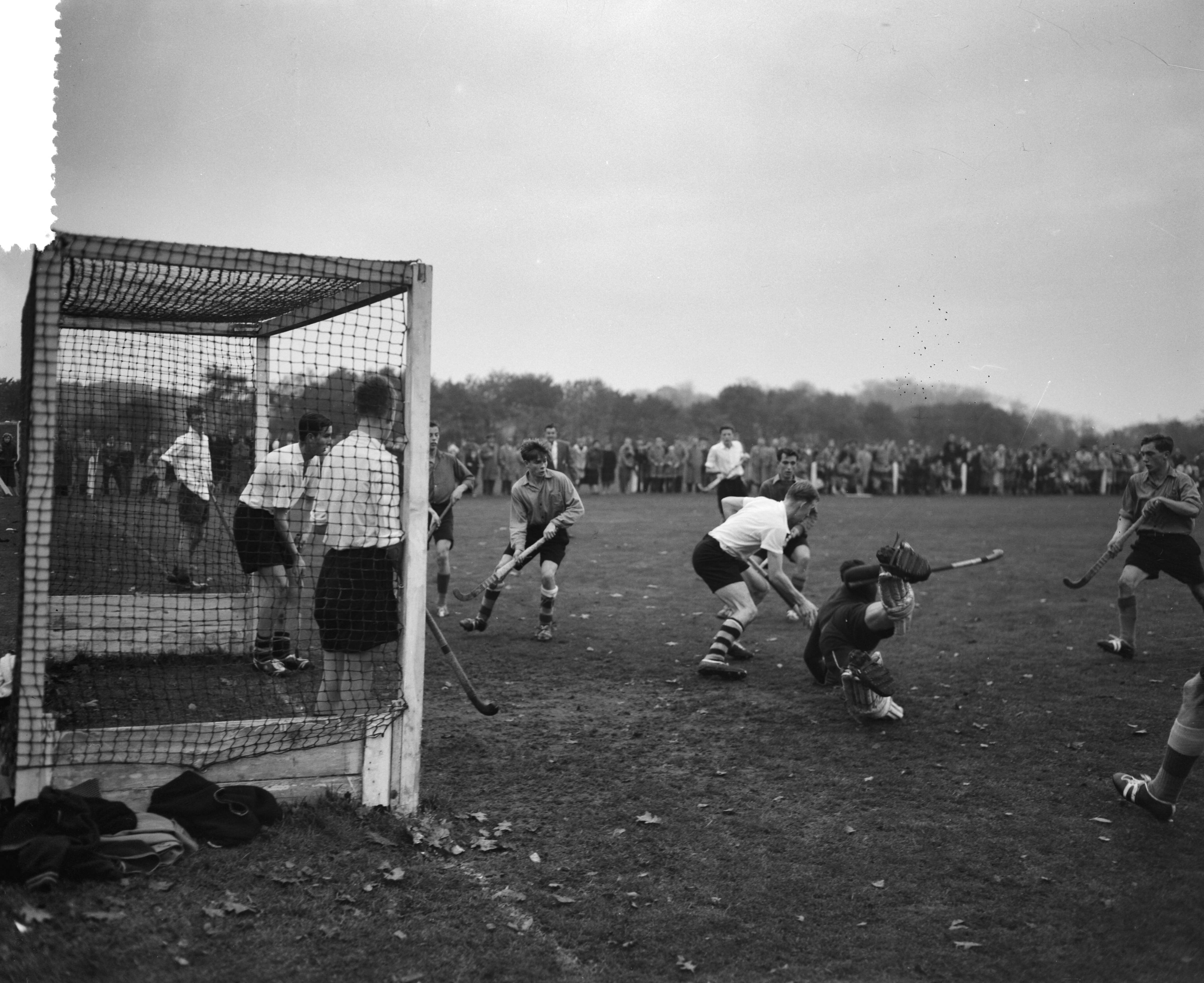 Fotocollectie Anefo — Hockey. Laren tegen SCH 1-0. Spelmomenten bij keeper Gonka van Laren — Foto: Behrens, Herbert F. / Anefo. Licentie: Set B: Rechtenvrij / Publiek Domein. Bron: Nationaal Archief. http://hdl.handle.net/10648/a9527acc-d0b4-102d-bcf8-003048976d84