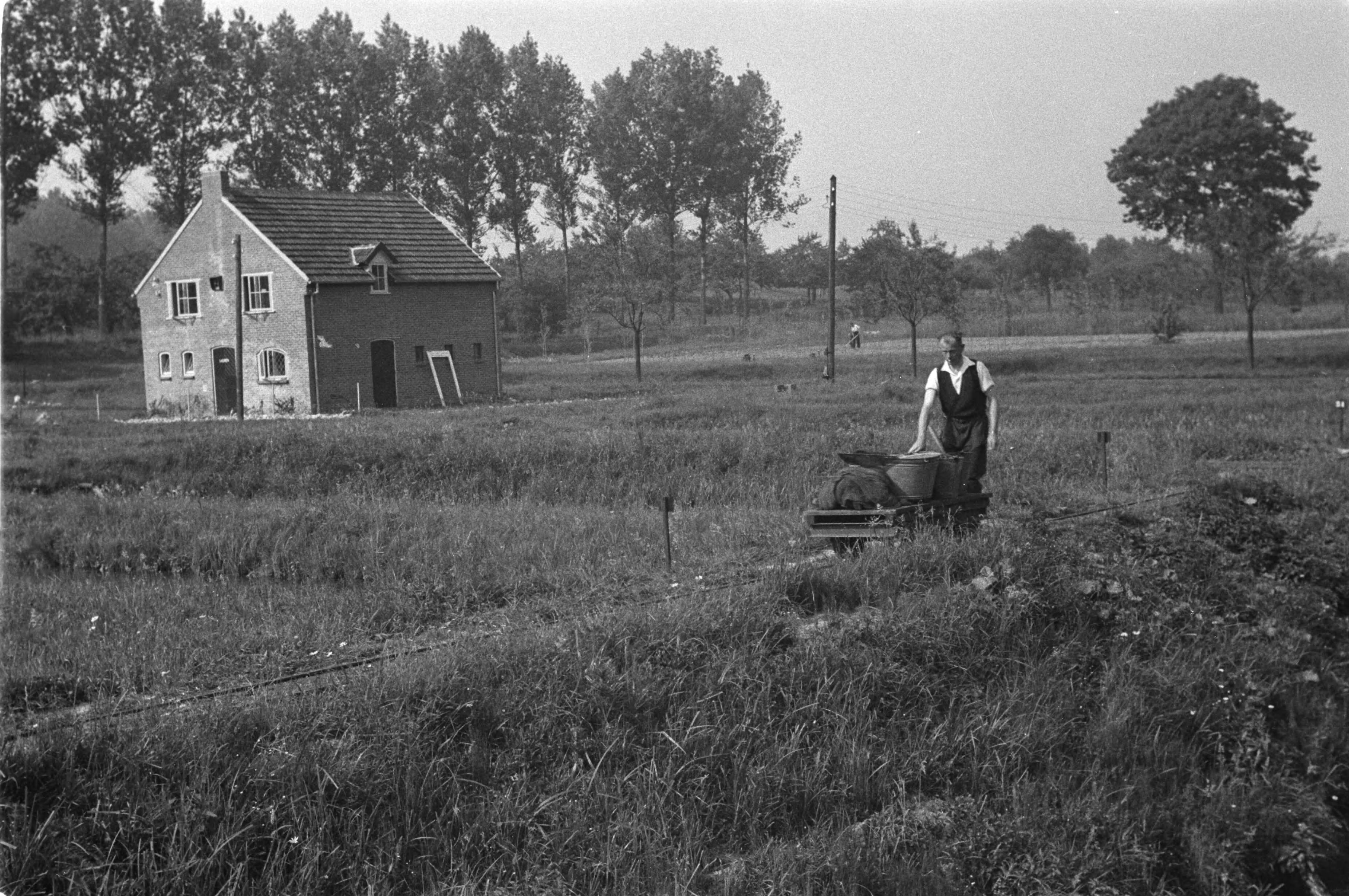 Fotocollectie Nederlandse Heidemaatschappij — Gulpen|visserij |viskwekerijen |forellenvijvers |bedrijfsgebouwen |transporten — Foto: Fotograaf Onbekend / Heidemij. Licentie: Set B: Rechtenvrij / Publiek Domein. Bron: Nationaal Archief. http://hdl.handle.net/10648/ae89e958-d0b4-102d-bcf8-003048976d84