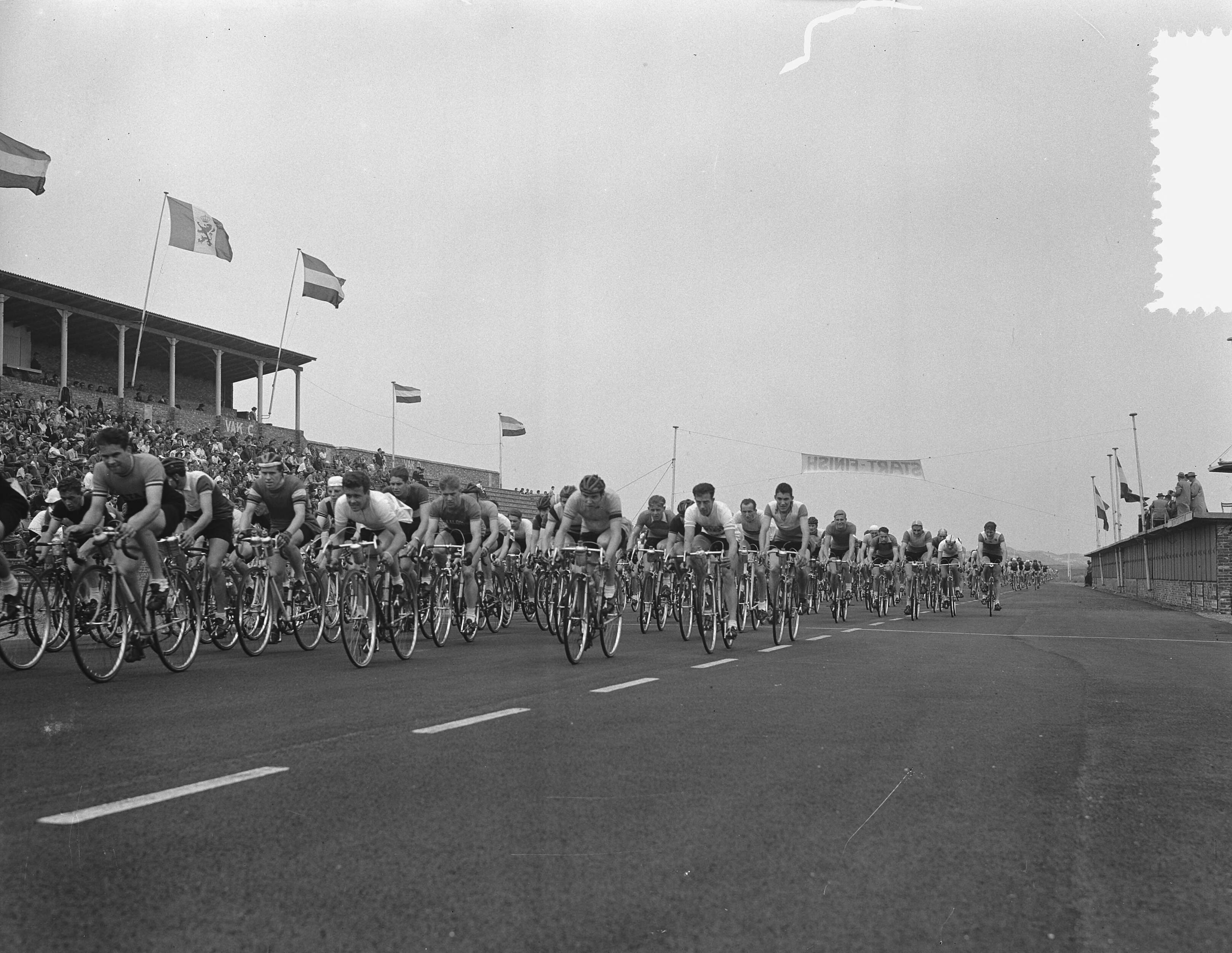 Fotocollectie Anefo — Nederlands kampioenschap wielrennen op de weg voor amateurs op het circuit van Zandvoort. Start — Foto: Fotograaf Onbekend / Anefo. Licentie: Set B: Rechtenvrij / Publiek Domein. Bron: Nationaal Archief. http://hdl.handle.net/10648/a9259534-d0b4-102d-bcf8-003048976d84