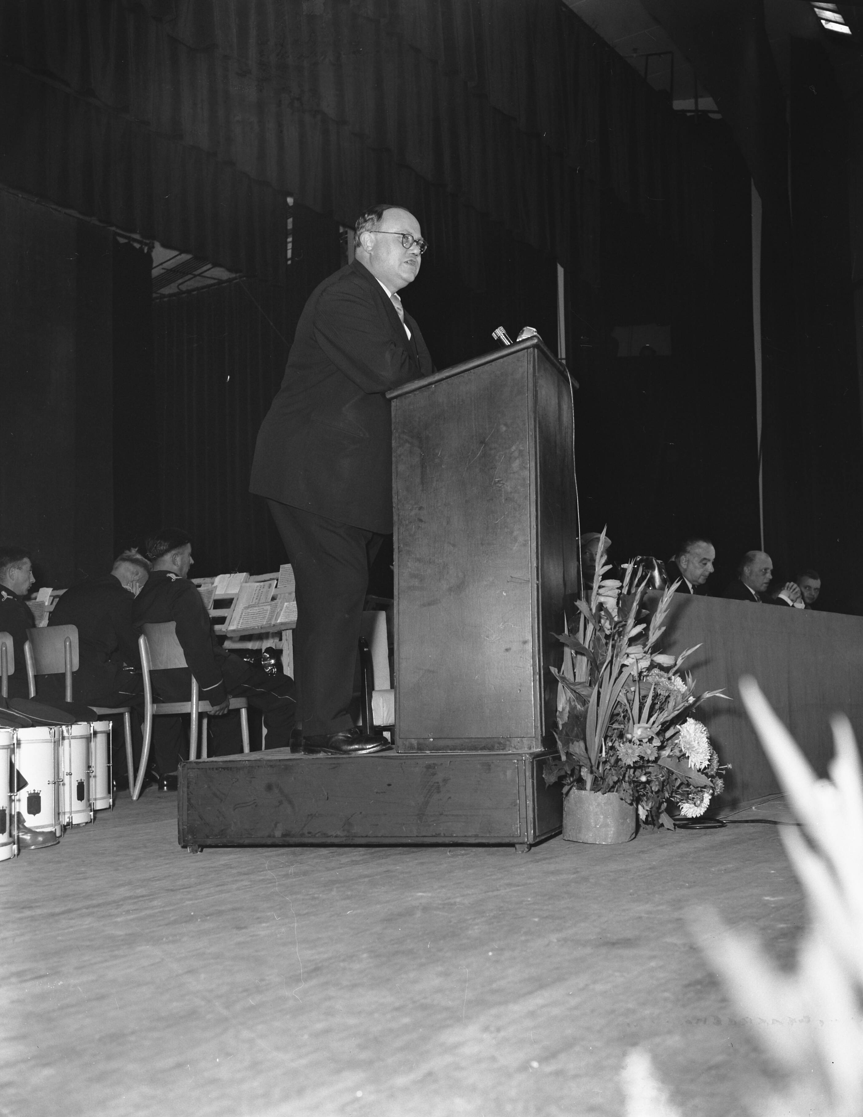 Fotocollectie Anefo — VVD-dag te Scheveningen. Redevoering van vice-voorzitter mr. H. van Riel — Foto: Pot, Harry / Anefo. Licentie: Set B: Rechtenvrij / Publiek Domein. Bron: Nationaal Archief. http://hdl.handle.net/10648/a93b1a8a-d0b4-102d-bcf8-003048976d84