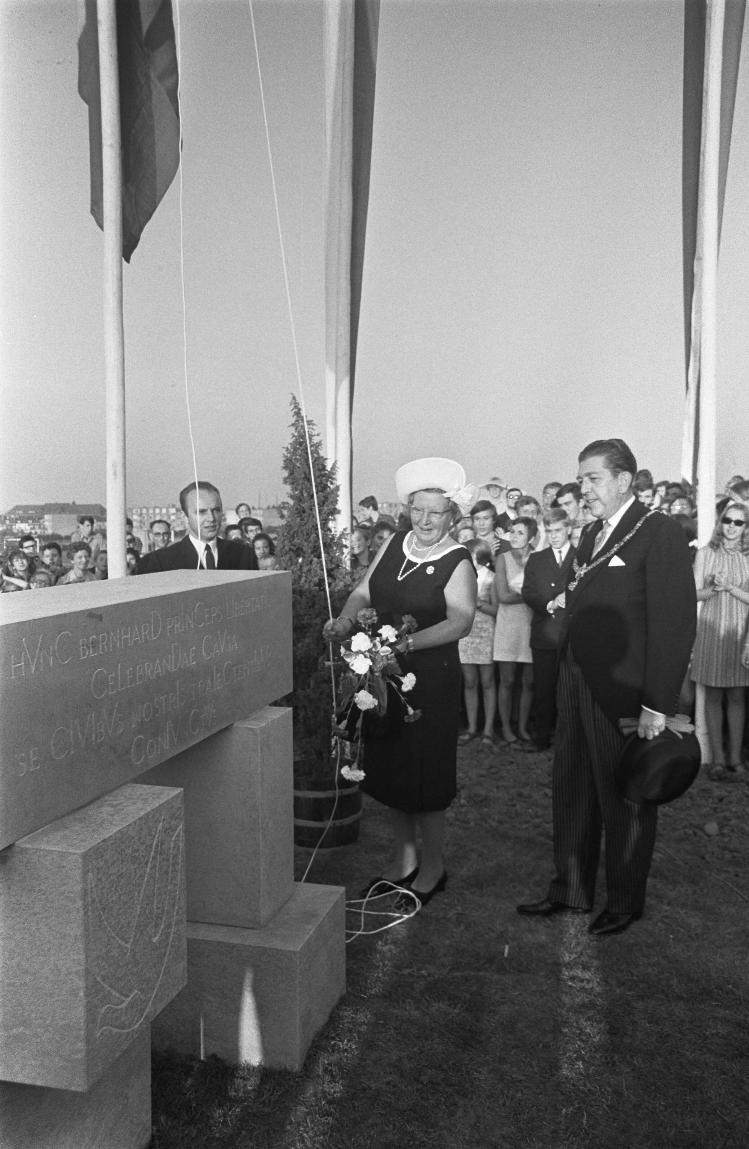 Fotocollectie Anefo — H. M. Kon. Juliana bezoekt Z. Limburg t.g.v. 25-j. herdenking van de bevrijding: bezoek Maastricht — Foto: Mieremet, Rob / Anefo. Licentie: Set B: Rechtenvrij / Publiek Domein. Bron: Nationaal Archief. http://hdl.handle.net/10648/ab79902e-d0b4-102d-bcf8-003048976d84