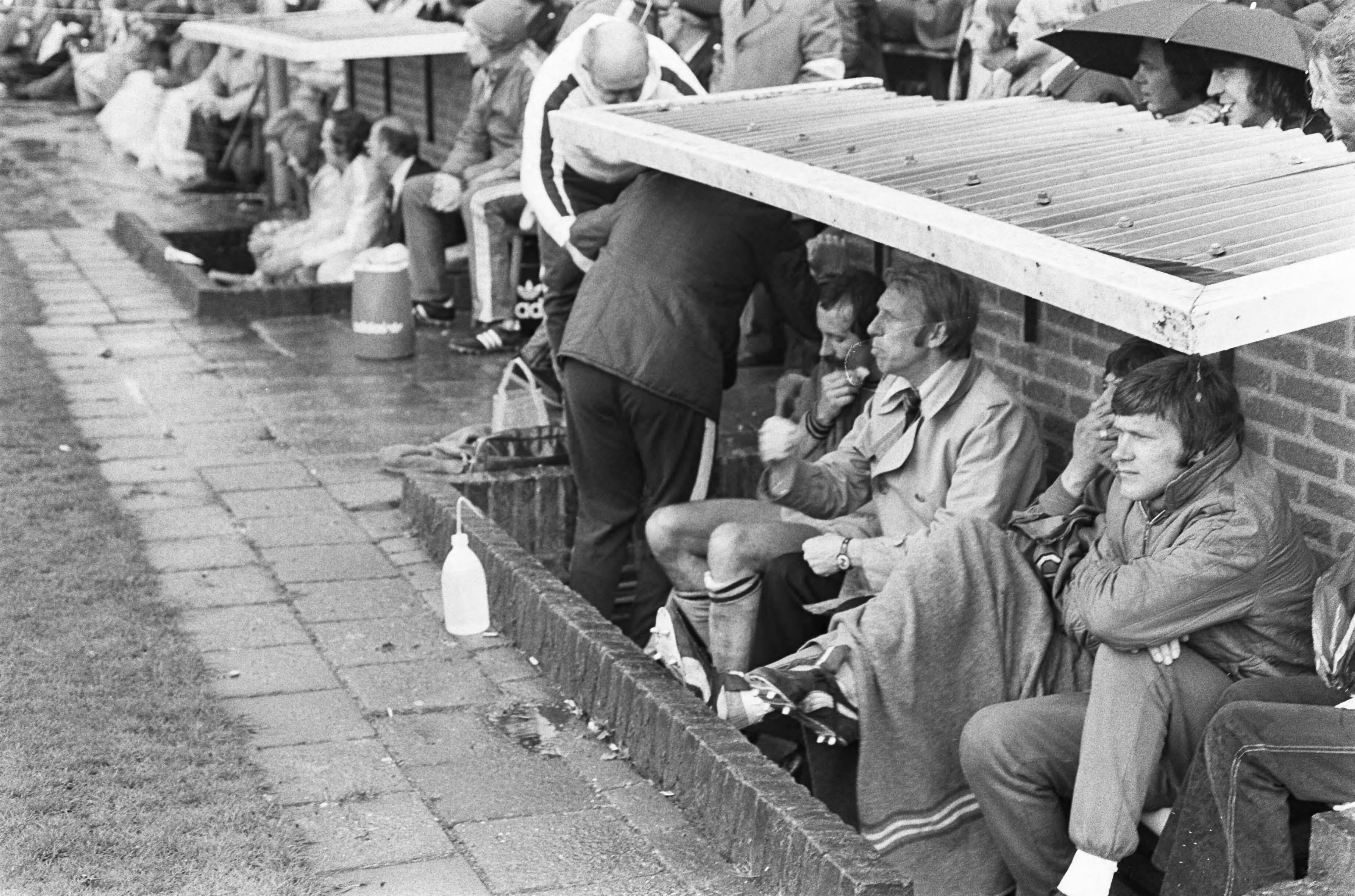 FC Utrecht-NAC 0-1 — Kraay in de dug-out — Foto: Verhoeff, Bert / Anefo. Licentie: Set B: Rechtenvrij / Publiek Domein. Bron: Nationaal Archief. http://hdl.handle.net/10648/ac67eb7a-d0b4-102d-bcf8-003048976d84