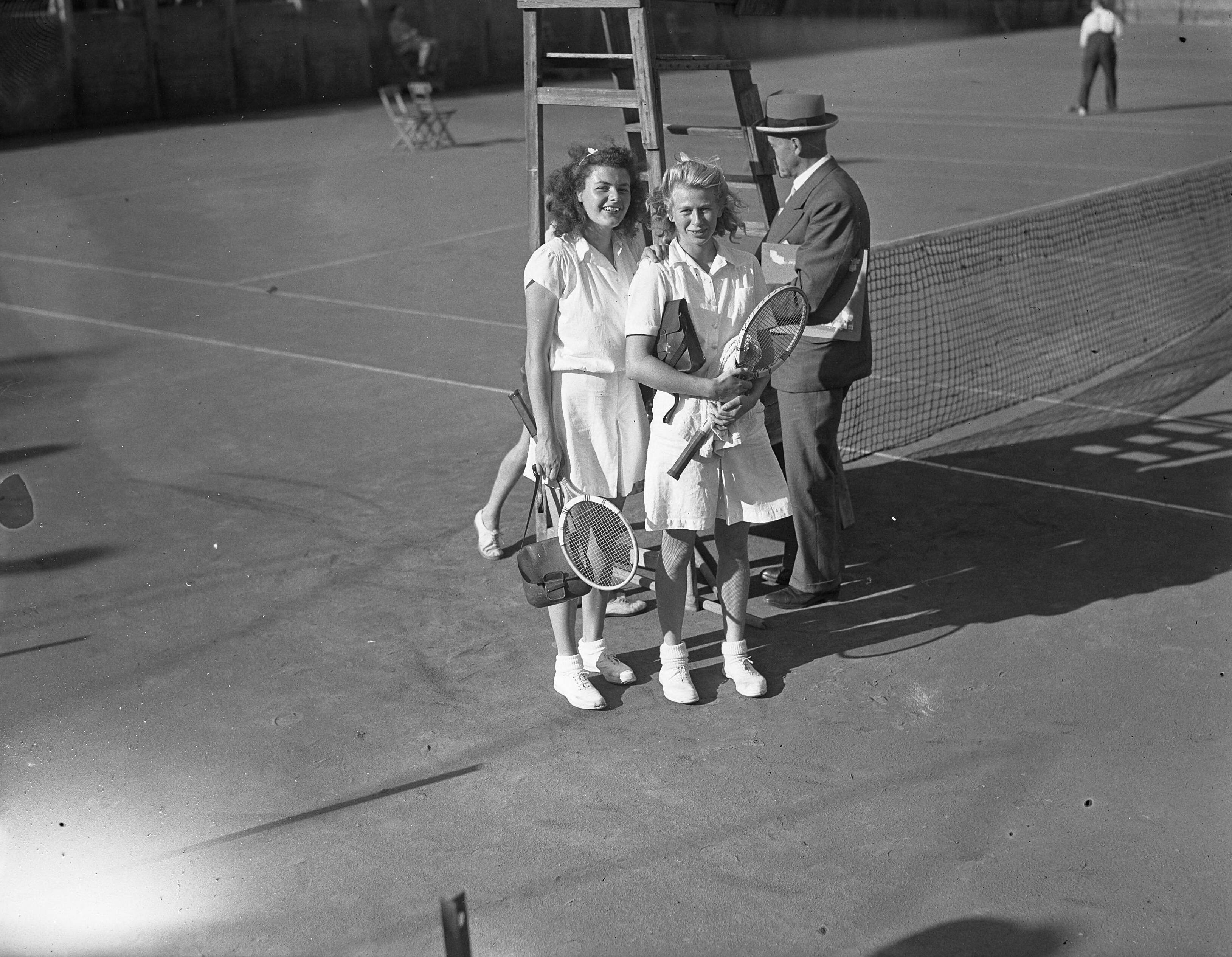 Fotocollectie Anefo — Tenniskampioenschappen op de METS-banen te Scheveningen — Foto: Noske, J.D. / Anefo. Licentie: Set B: Rechtenvrij / Publiek Domein. Bron: Nationaal Archief. http://hdl.handle.net/10648/a8abfc2e-d0b4-102d-bcf8-003048976d84