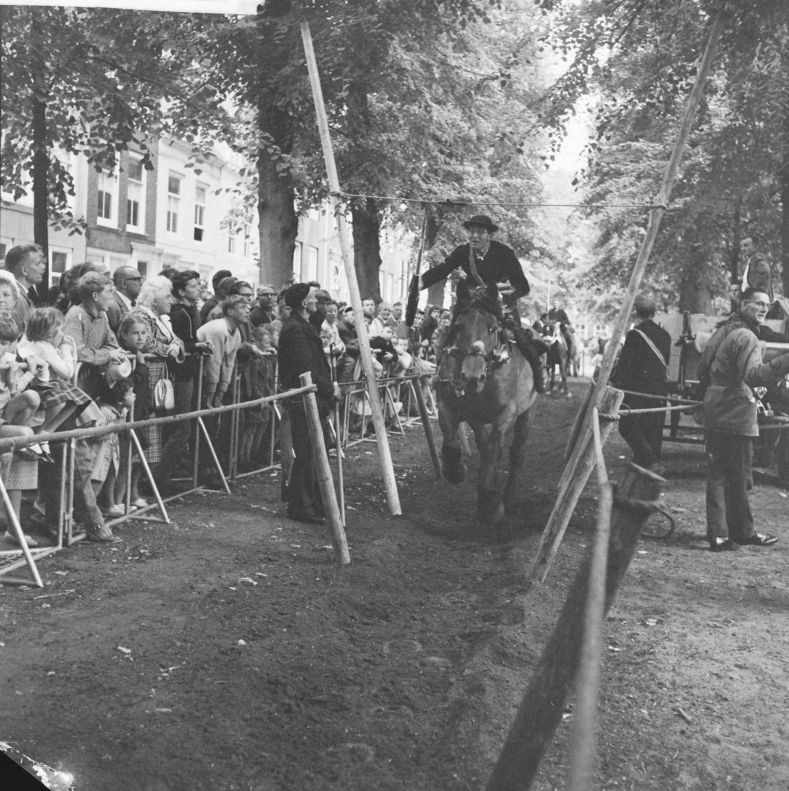 Fotocollectie Anefo — Ringrijden in Middelburg. Boer op paard kwam aanrijden — Foto: Koch, Eric / Anefo. Licentie: Set B: Rechtenvrij / Publiek Domein. Bron: Nationaal Archief. http://hdl.handle.net/10648/a9e06cb0-d0b4-102d-bcf8-003048976d84