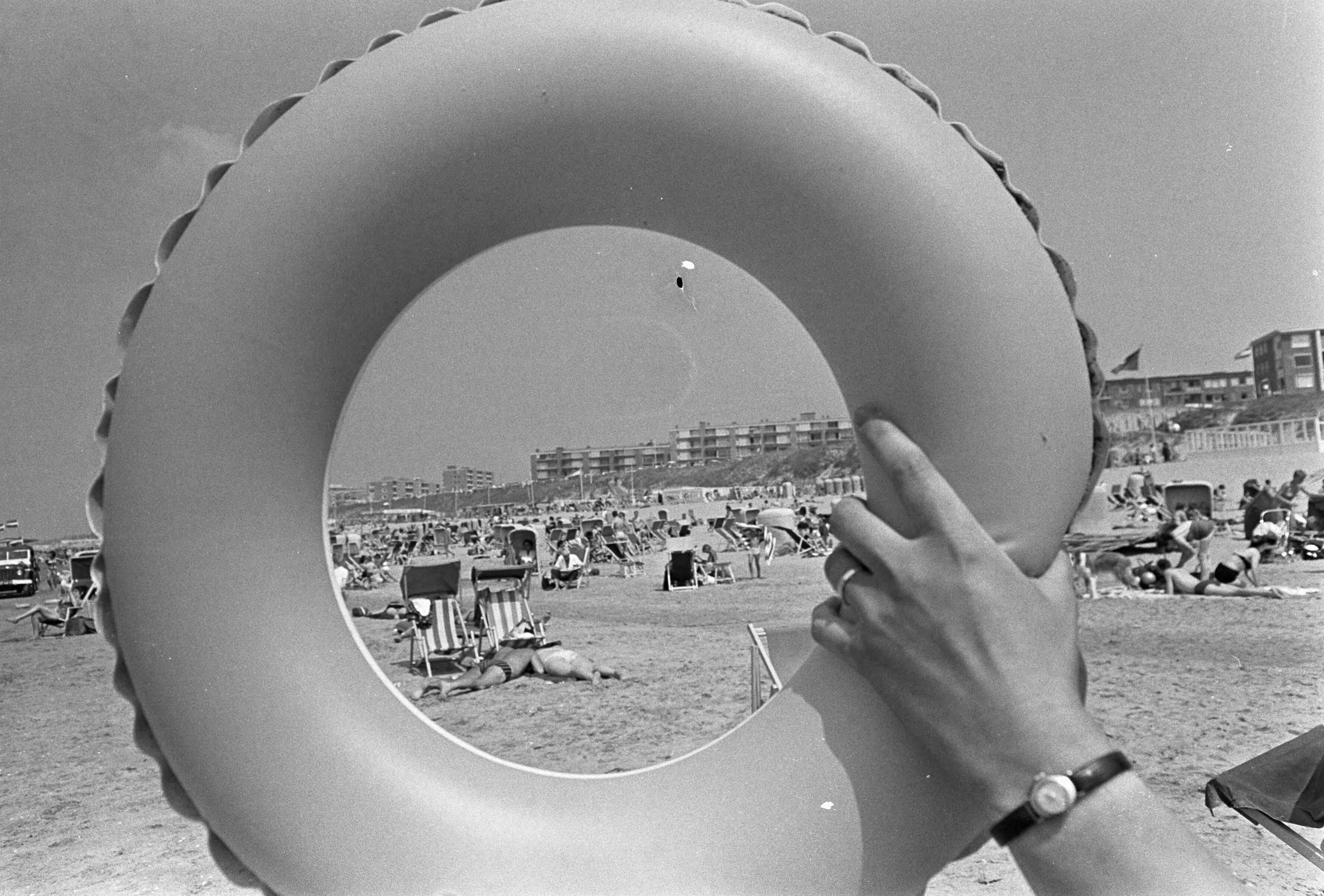 Fotocollectie Anefo — Zandvoort warmte, strand gezien door een drijfband — Foto: Nijs, Jac. de / Anefo. Licentie: Set B: Rechtenvrij / Publiek Domein. Bron: Nationaal Archief. http://hdl.handle.net/10648/aaedffd2-d0b4-102d-bcf8-003048976d84