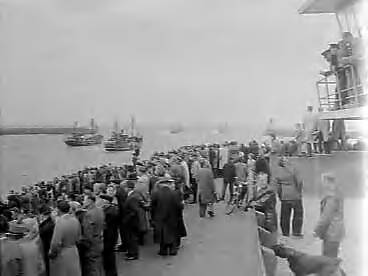 Fotocollectie Anefo — Uitvaren visserijvloot Scheveningen — Foto: Pot, Harry / Anefo. Licentie: Set B: Rechtenvrij / Publiek Domein. Bron: Nationaal Archief. http://hdl.handle.net/10648/a96024ce-d0b4-102d-bcf8-003048976d84