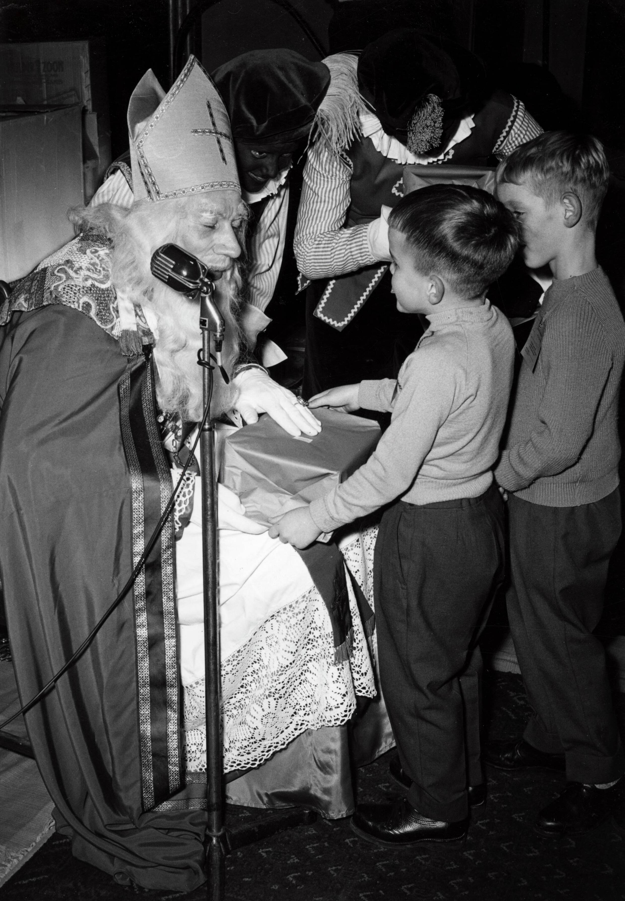 Collectie nader te bepalen — Serie: Sinterklaasfeest van N.V. De Spaarnestad — Foto: Fotograaf Onbekend / Fotobureau onbekend / Spaarnestad Photo (05887). Licentie: Set B: Rechtenvrij / Publiek Domein. Bron: Nationaal Archief. http://hdl.handle.net/10648/35429da6-3ba5-a382-e063-6df0900a6686