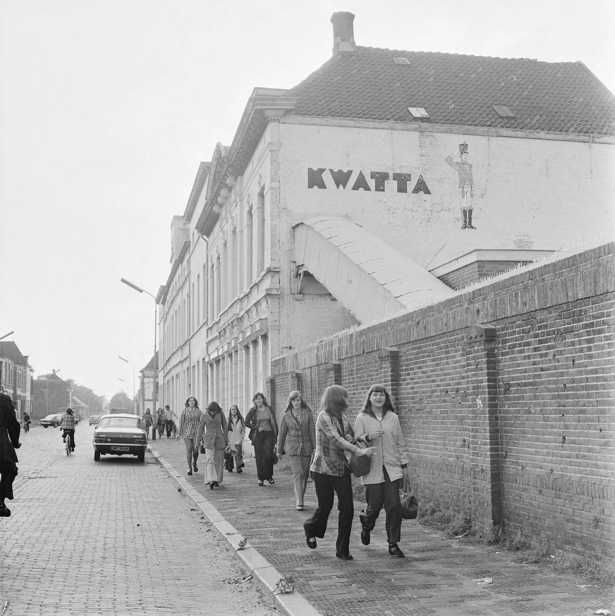 Fotocollectie Anefo — Kwatta-chocoladefabriek te Breda in moelijkheden, meisjes verlaten fabriek — Foto: Mieremet, Rob / Anefo. Licentie: Set B: Rechtenvrij / Publiek Domein. Bron: Nationaal Archief. http://hdl.handle.net/10648/ac36a11e-d0b4-102d-bcf8-003048976d84