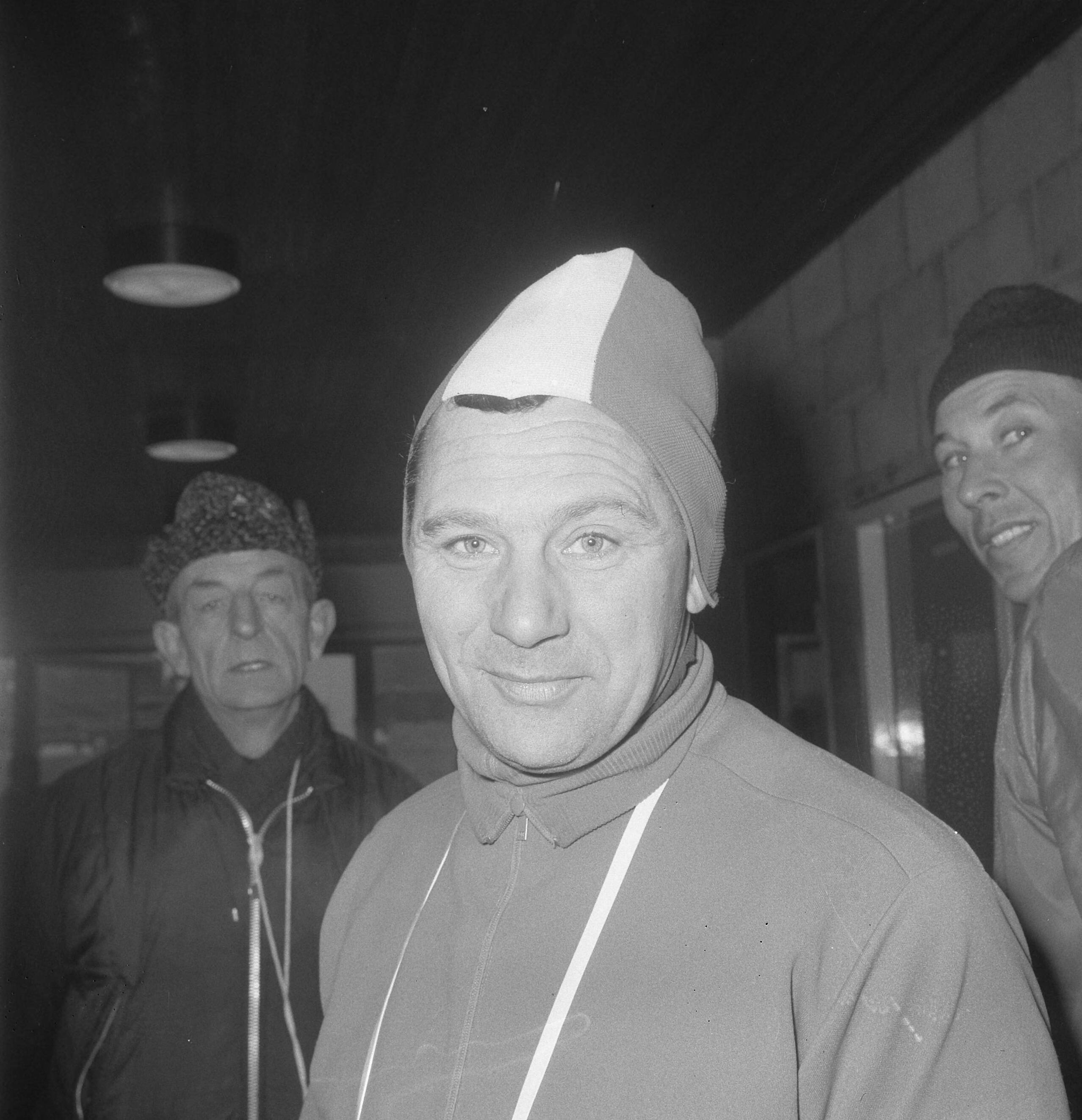 Fotocollectie Anefo — Europese Schaatskampioenschappen te Deventer, Anton Huiskes (kop), trainer — Foto: Nijs, Jac. de / Anefo. Licentie: Set B: Rechtenvrij / Publiek Domein. Bron: Nationaal Archief. http://hdl.handle.net/10648/aad83058-d0b4-102d-bcf8-003048976d84