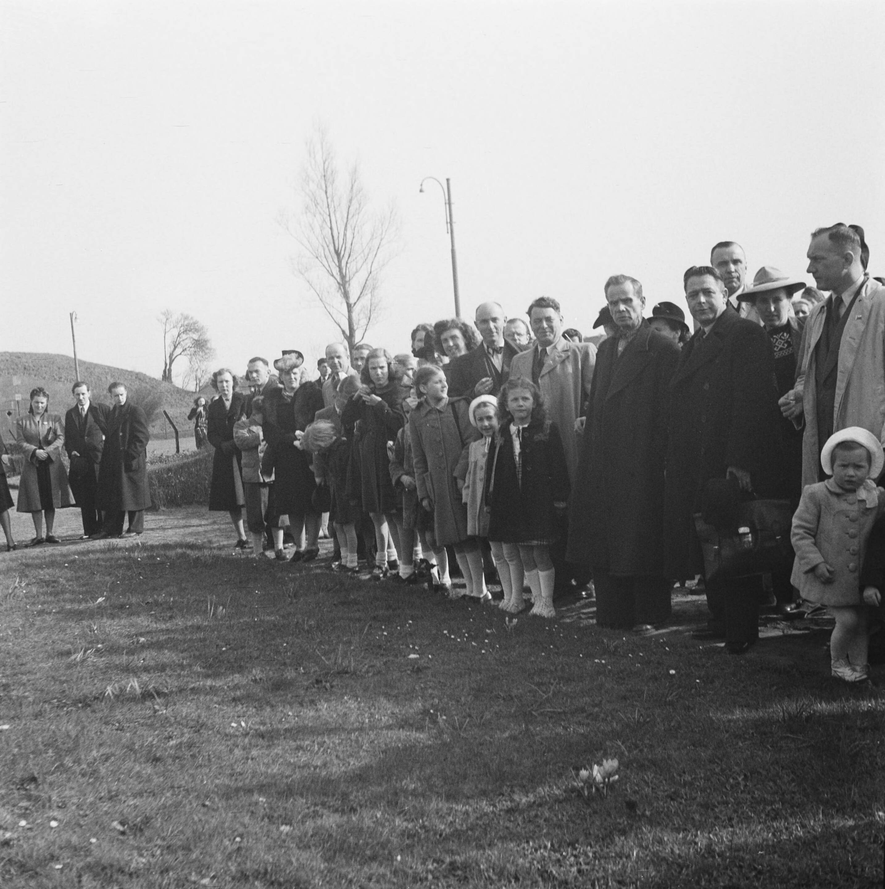 Fotocollectie Anefo — Onthulling Gedenksteen Comenius te Naarden. Tsjechische belangstellenden — Foto: Fotograaf Onbekend / Anefo. Licentie: Set B: Rechtenvrij / Publiek Domein. Bron: Nationaal Archief. http://hdl.handle.net/10648/a89b3baa-d0b4-102d-bcf8-003048976d84