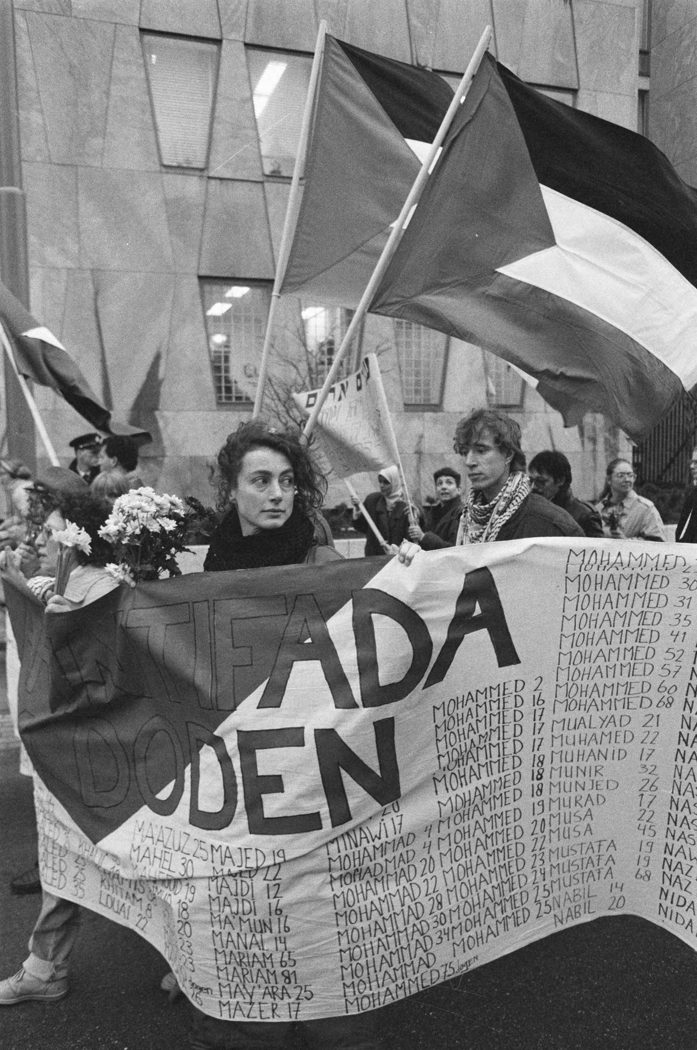 Fotocollectie Anefo — Demonstratie Palestina Comite in Den Haag t.g.v. 1 jaar Intifadah en rede Arafat voor VN — Foto: Croes, Rob C. / Anefo. Licentie: Set B: Rechtenvrij / Publiek Domein. Bron: Nationaal Archief. http://hdl.handle.net/10648/ad6f4acc-d0b4-102d-bcf8-003048976d84