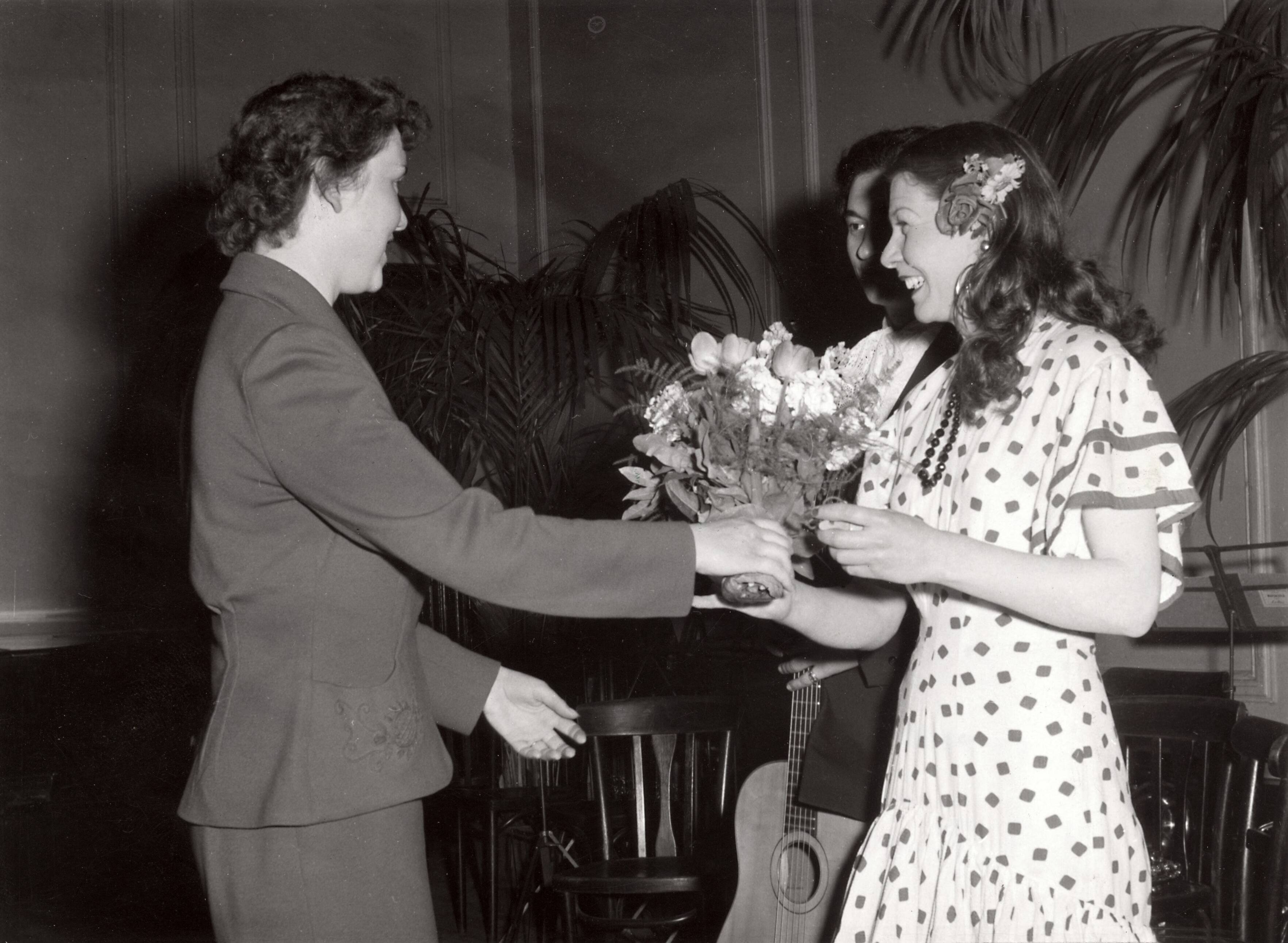 Collectie nader te bepalen — [Harmonie "Amphion" van Drukkerij N.V. Spaarnestad] [jonge vrouw deelt na afloop Flamengo voorstelling bloemen uit aan het duo (gitarist en danseres] — Foto: Fotograaf Onbekend / Fotobureau onbekend / Spaarnestad Photo (05887). Licentie: Set B: Rechtenvrij / Publiek Domein. Bron: Nationaal Archief. http://hdl.handle.net/10648/35429da6-3c56-a382-e063-6df0900a6686