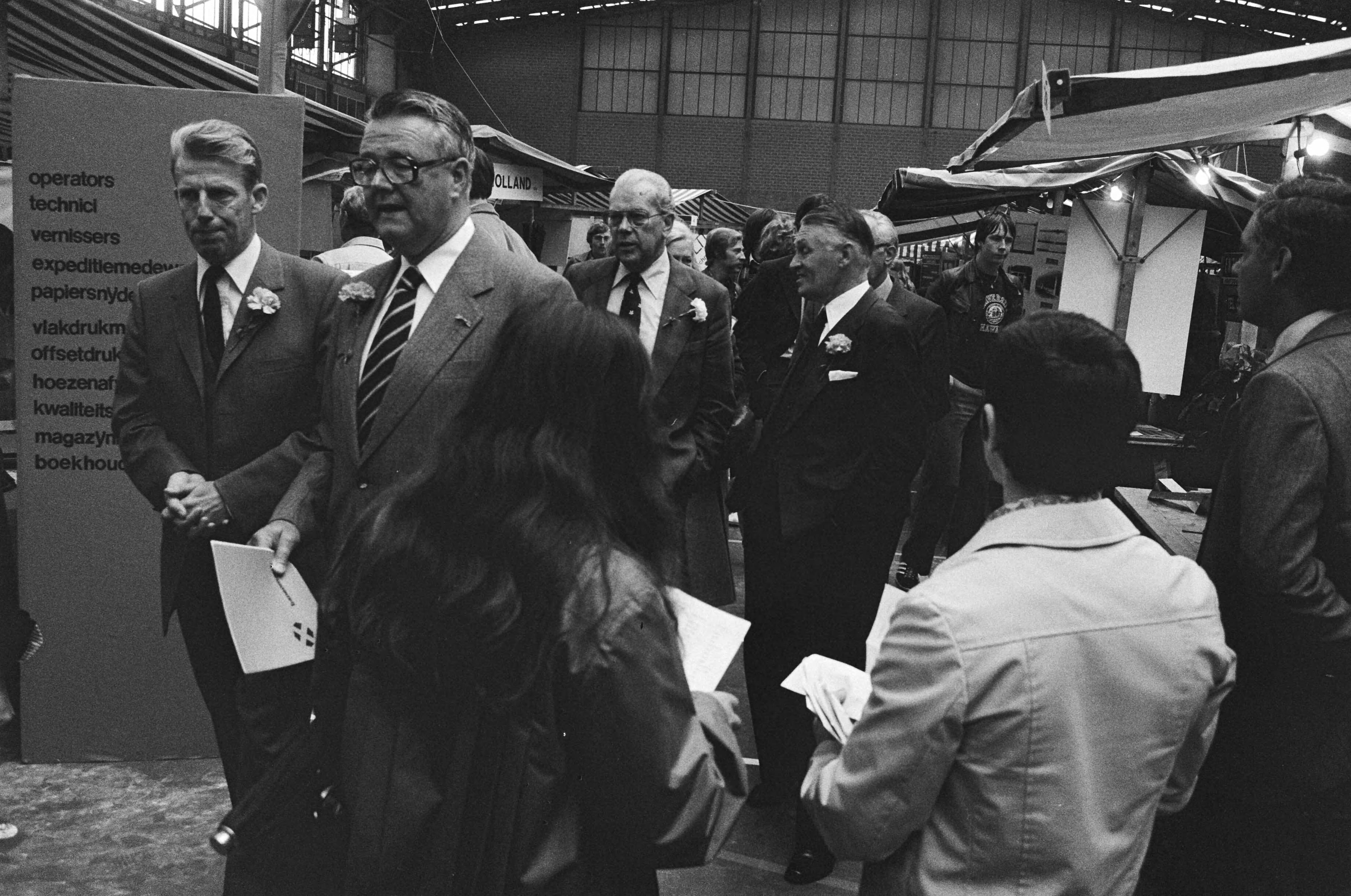 Opening van de banenmarkt in Haarlem door Minister Albeda van Sociale Zaken — Publiek bij de KLM stand — Foto: Bogaerts, Rob / Anefo. Licentie: Set B: Rechtenvrij / Publiek Domein. Bron: Nationaal Archief. http://hdl.handle.net/10648/accfa2f6-d0b4-102d-bcf8-003048976d84