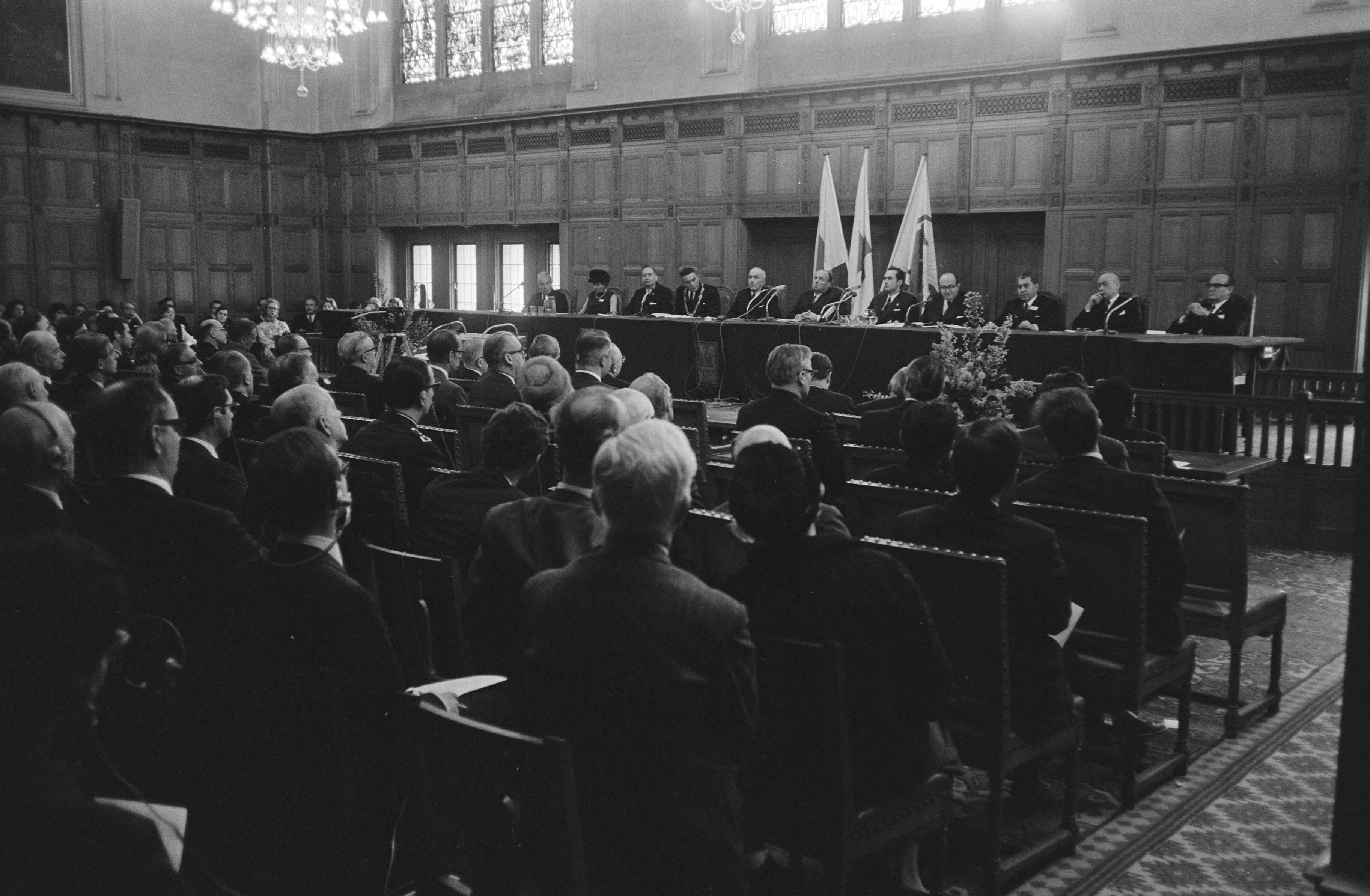 Fotocollectie Anefo — Zes-daags Congres van Internationale Rode Kruis over bescherming van slachtoffers van binnenlandse gewapende conflicten in Vredespaleis, Den Haag — Foto: Verhoeff, Bert / Anefo. Licentie: Set B: Rechtenvrij / Publiek Domein. Bron: Nationaal Archief. http://hdl.handle.net/10648/abb58eda-d0b4-102d-bcf8-003048976d84
