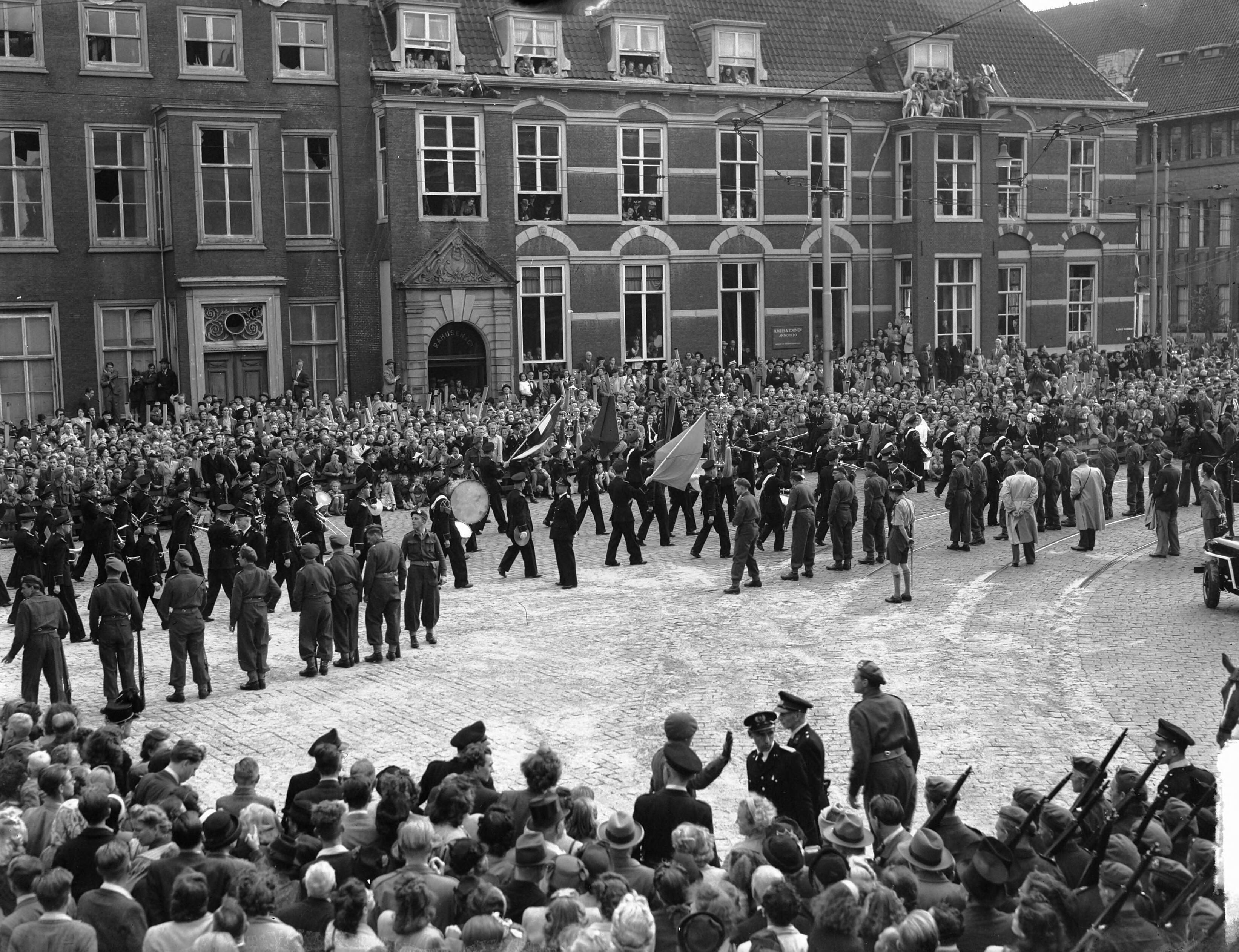 Intocht van koningin Juliana in Den Haag (1948) — Intocht Koningin Juliana in Den Haag. Overzicht met Tramharmonie — Foto: Merk, Ben / Anefo. Licentie: Set B: Rechtenvrij / Publiek Domein. Bron: Nationaal Archief. http://hdl.handle.net/10648/a8bd3dcc-d0b4-102d-bcf8-003048976d84